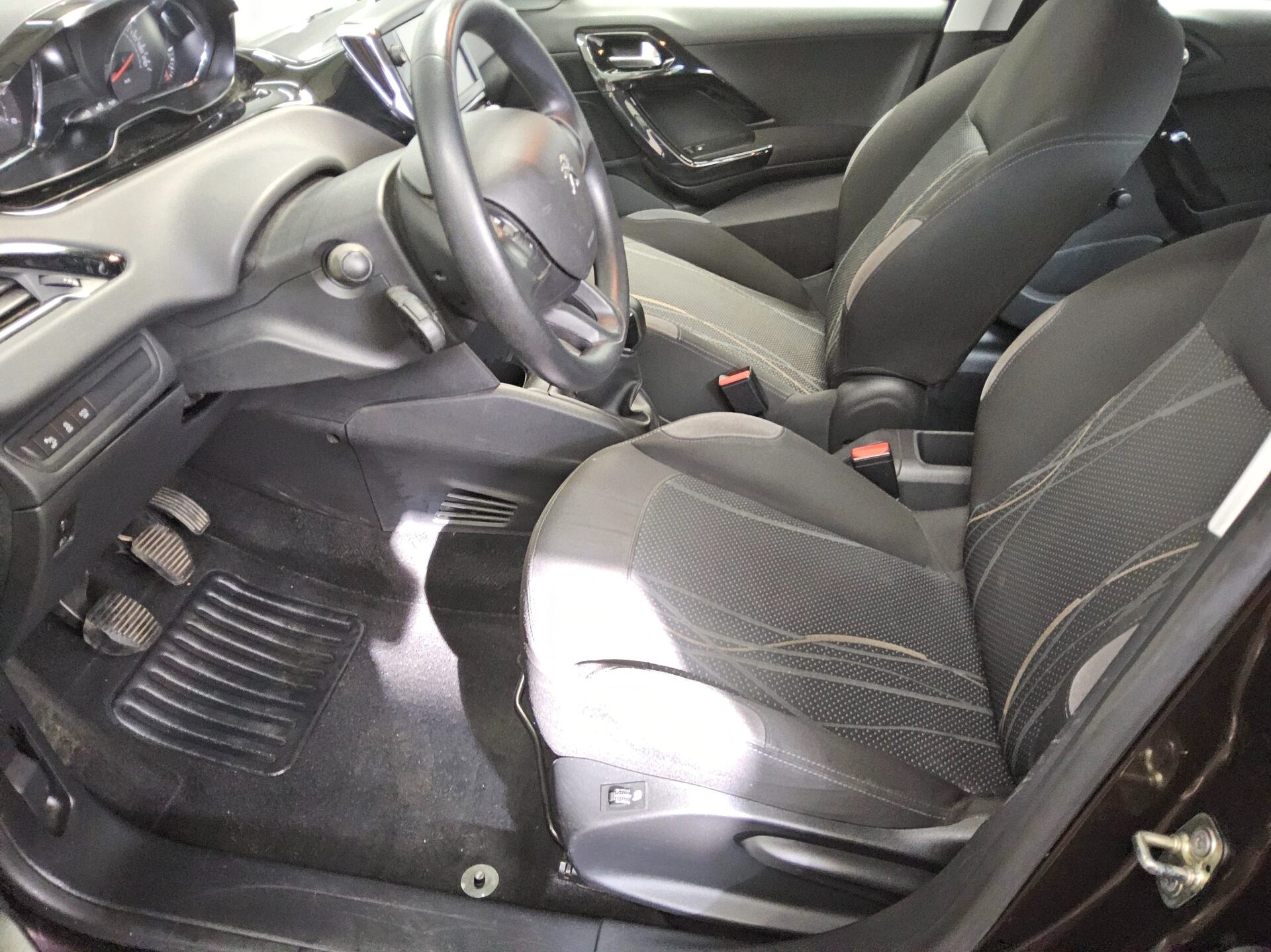 Peugeot 208 1.6 eHDi Active Shz PDC Klima 8