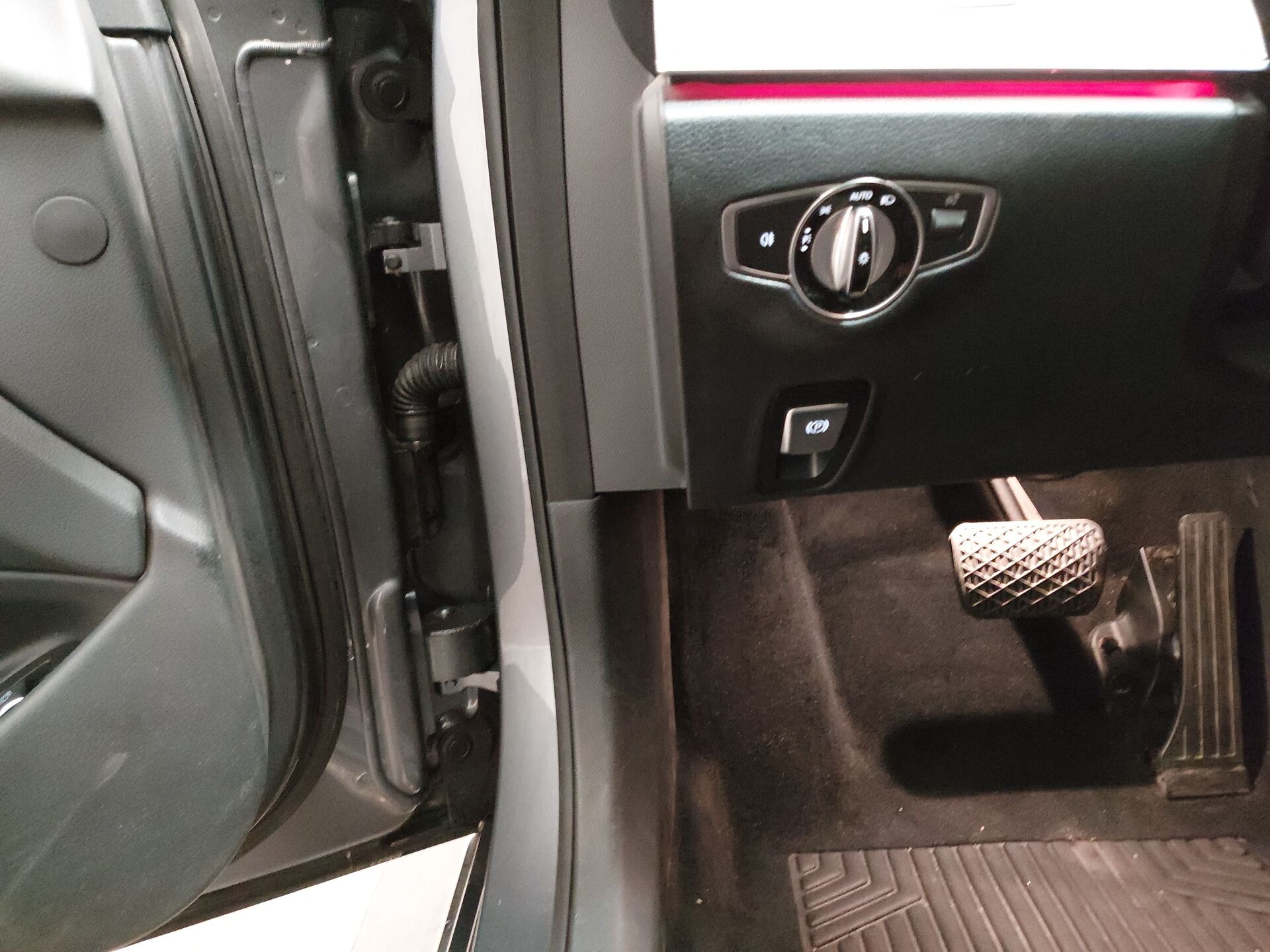 Mercedes-Benz E 220 T d Avantgarde NAVI LED LEDER SHZ PDC 9