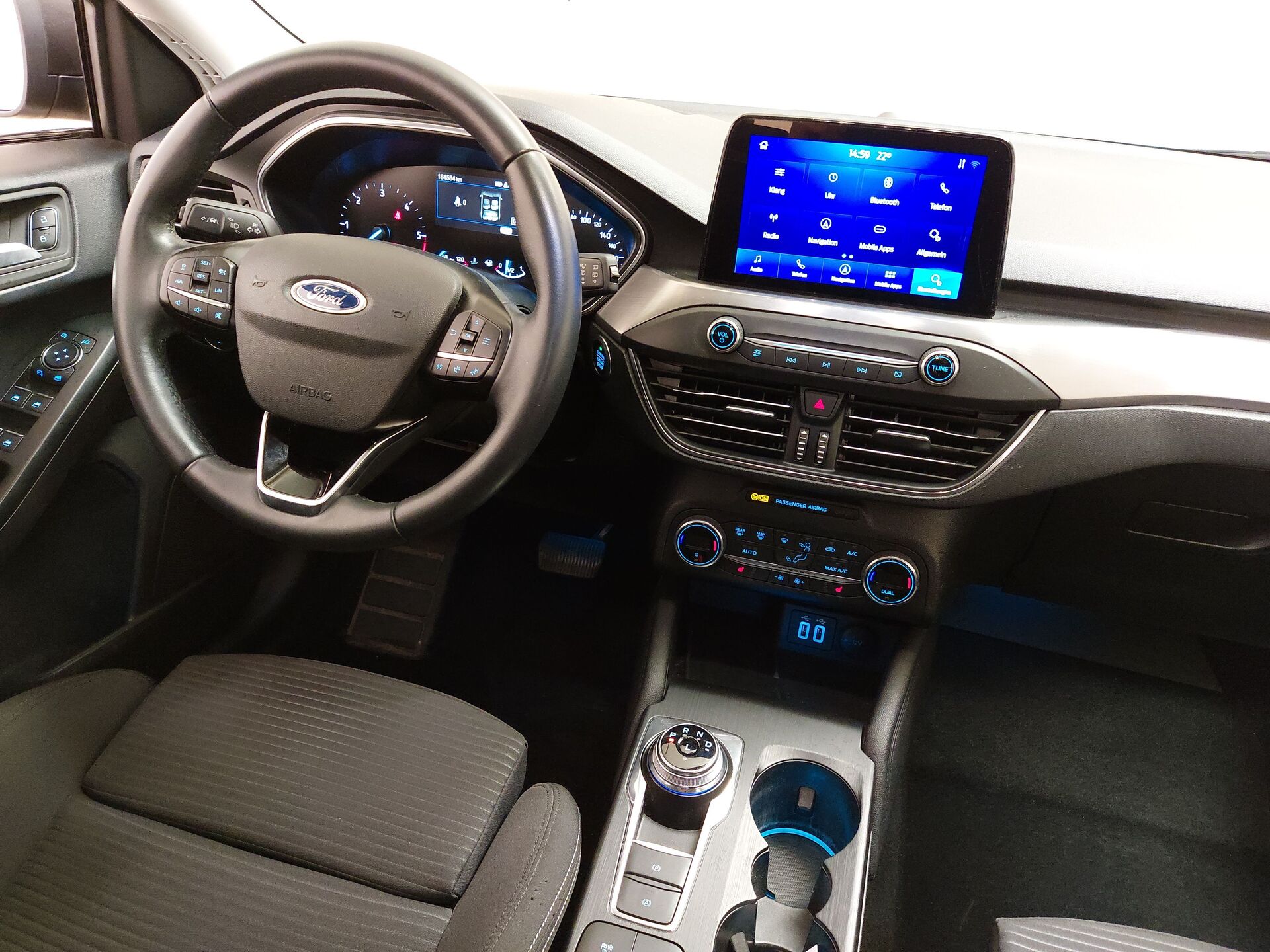 Ford Focus Turnier 1.5 EB Titanium NAVI KLIMAAUT SHZ RFK LED 12