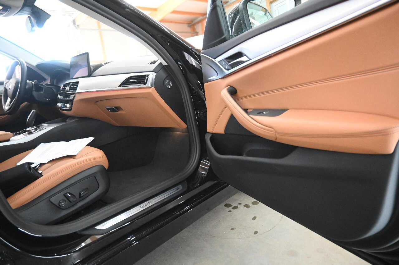 BMW 520dA Touring LEDER LED SHZ HUD PDC 9