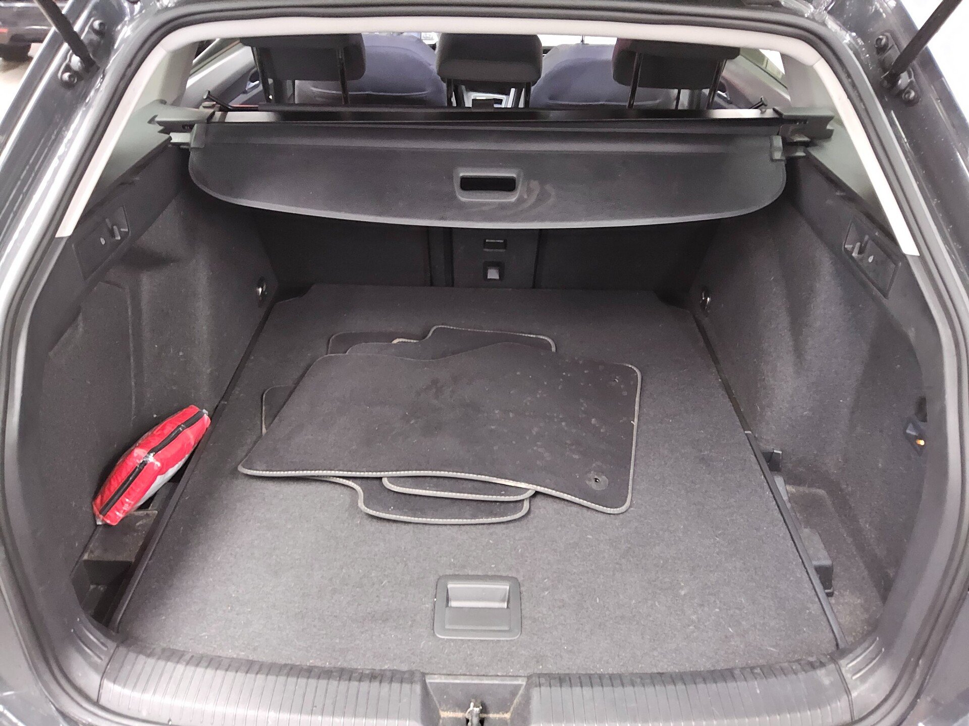 Volkswagen Golf-8 Var. 2.0 TDI Life Navi LED AID AHK ACC 12