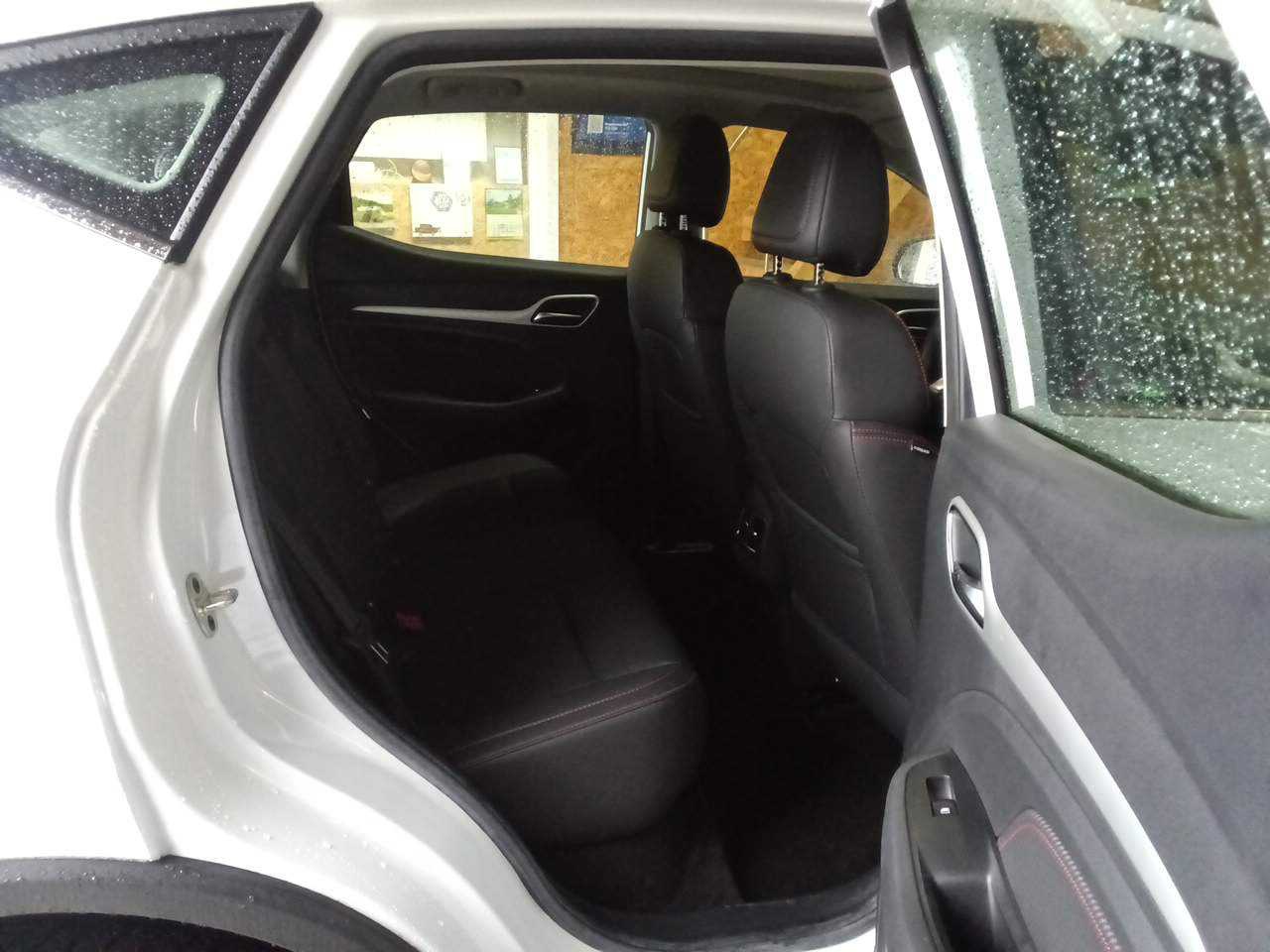 MG ZS LEDER NAVI LED PANO SHZ 7