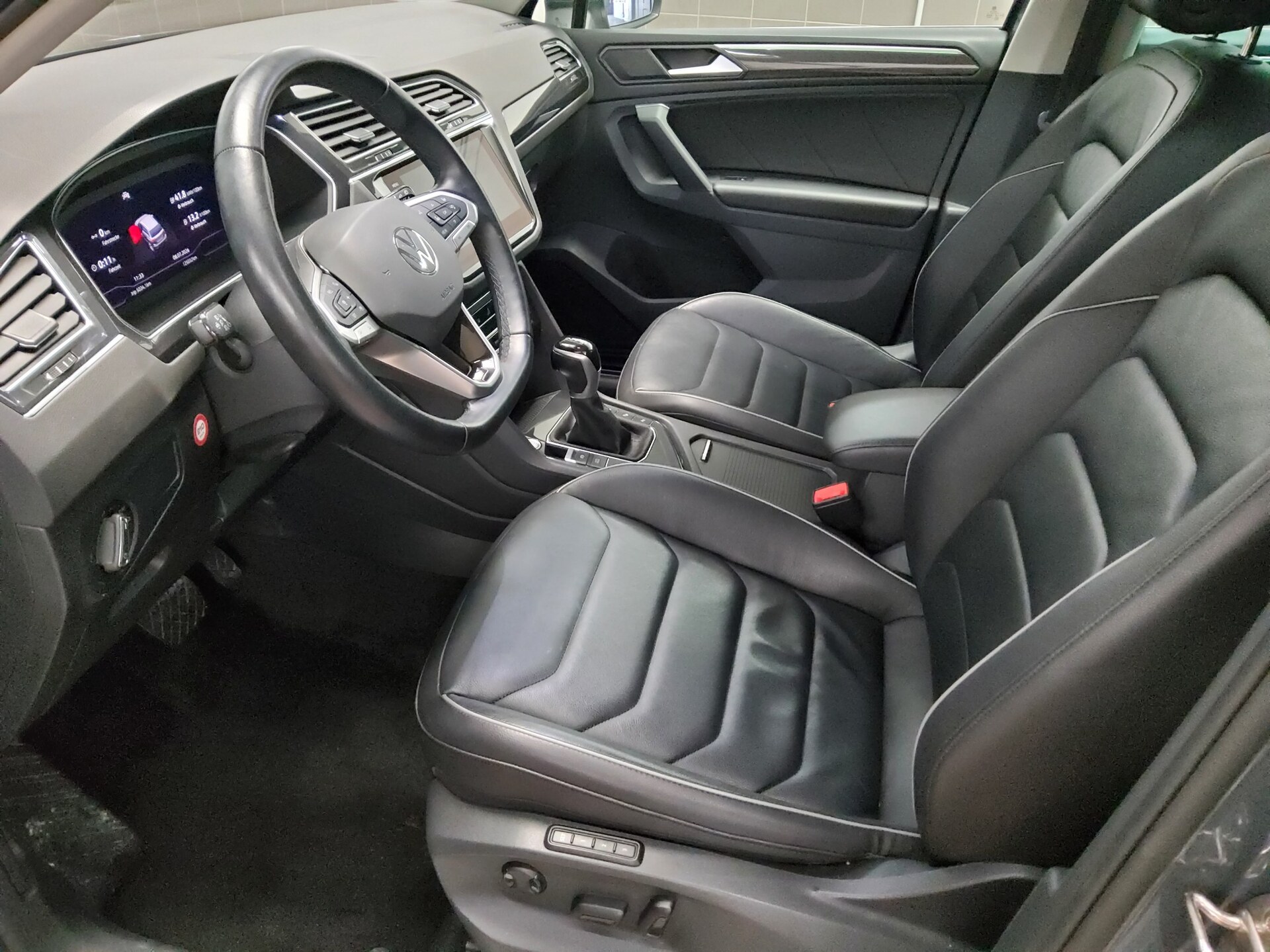 Volkswagen Tiguan 1.4 TSI eHybrid Elegance Leder Navi IQ.Light AID AHK 9