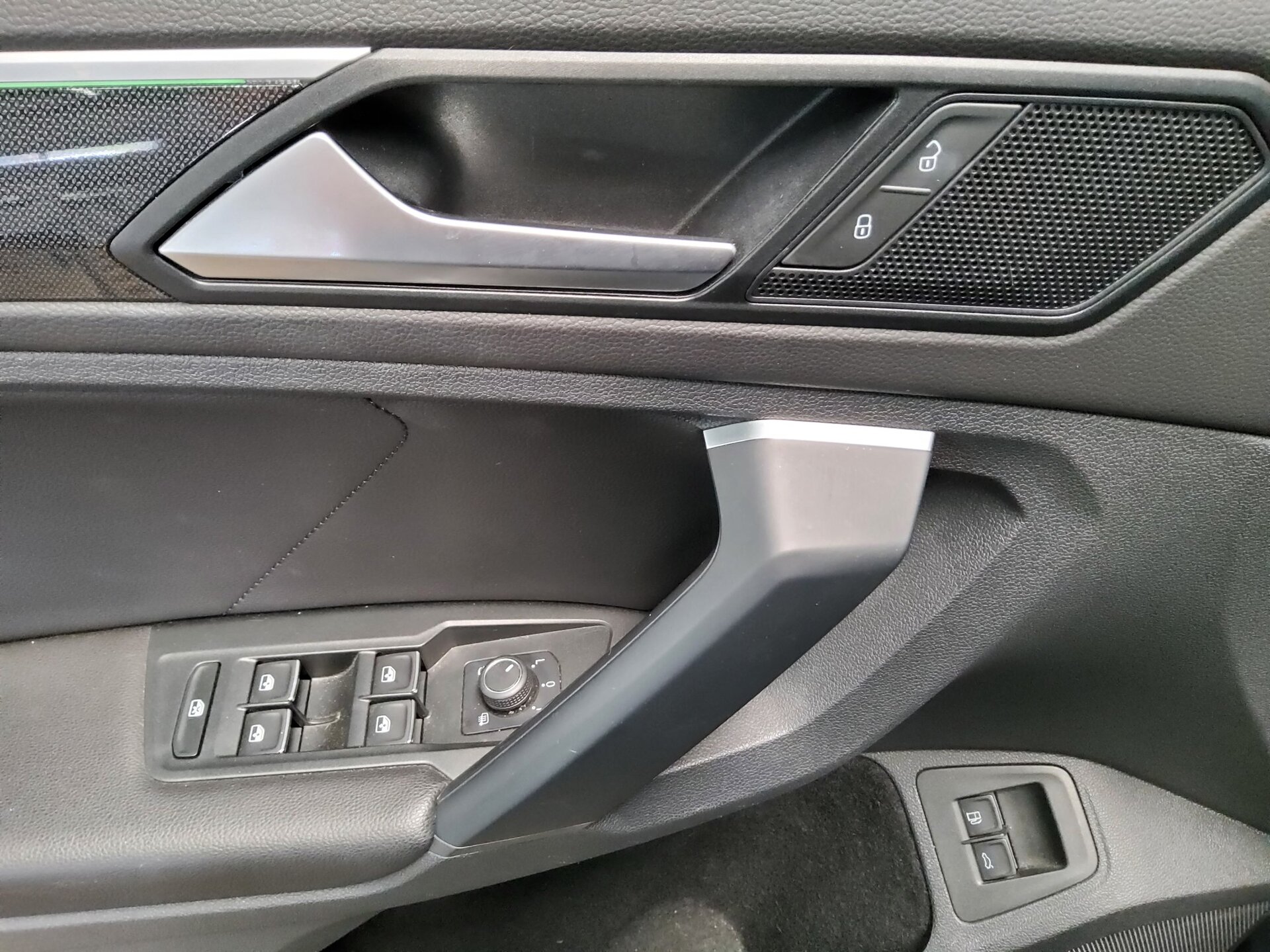 Volkswagen Tiguan 1.4 TSI eHybrid Elegance Leder Navi IQ.Light AID AHK 10