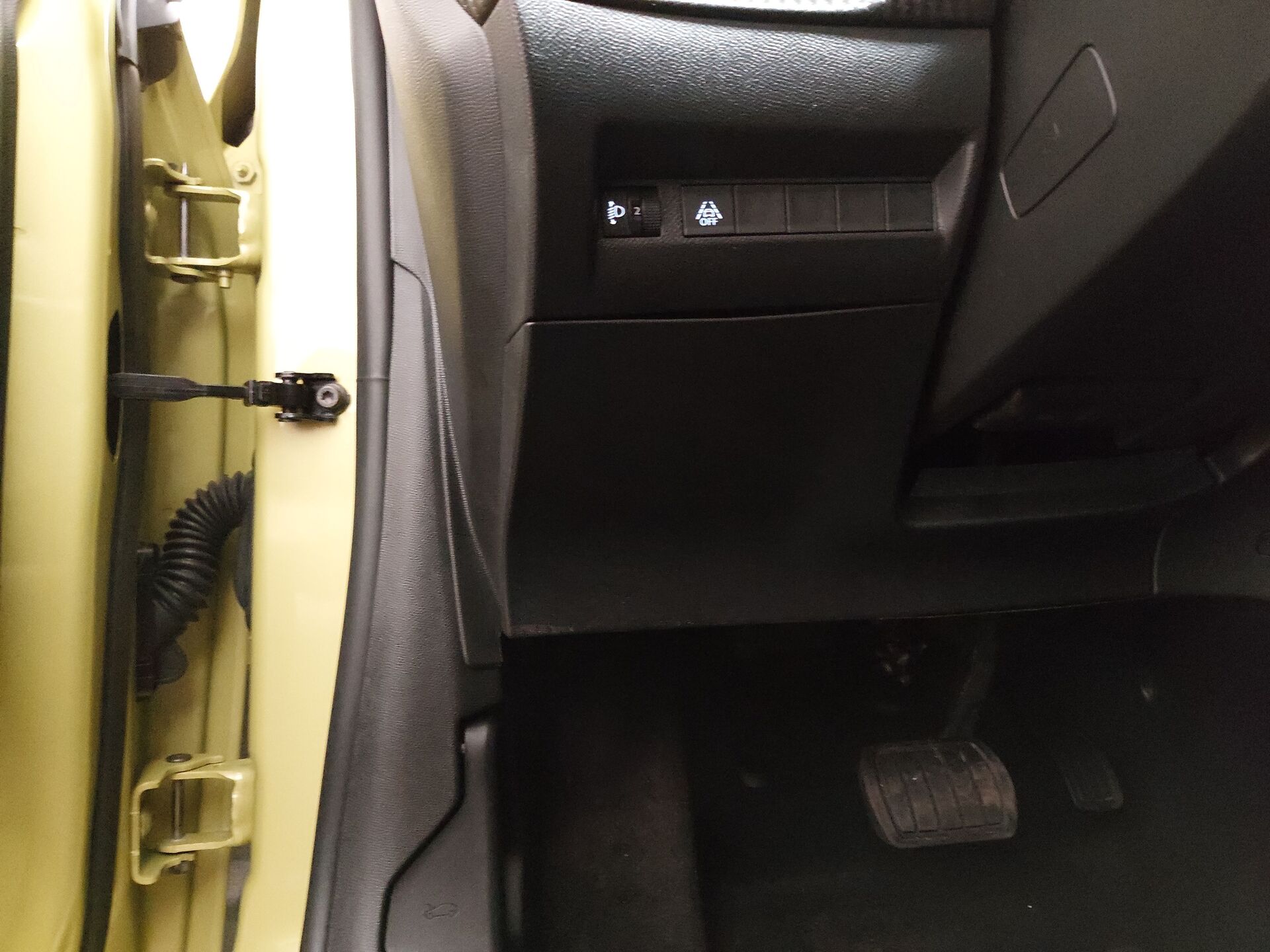 Peugeot 208 e-Style T-Leder Navi LED PDC 9