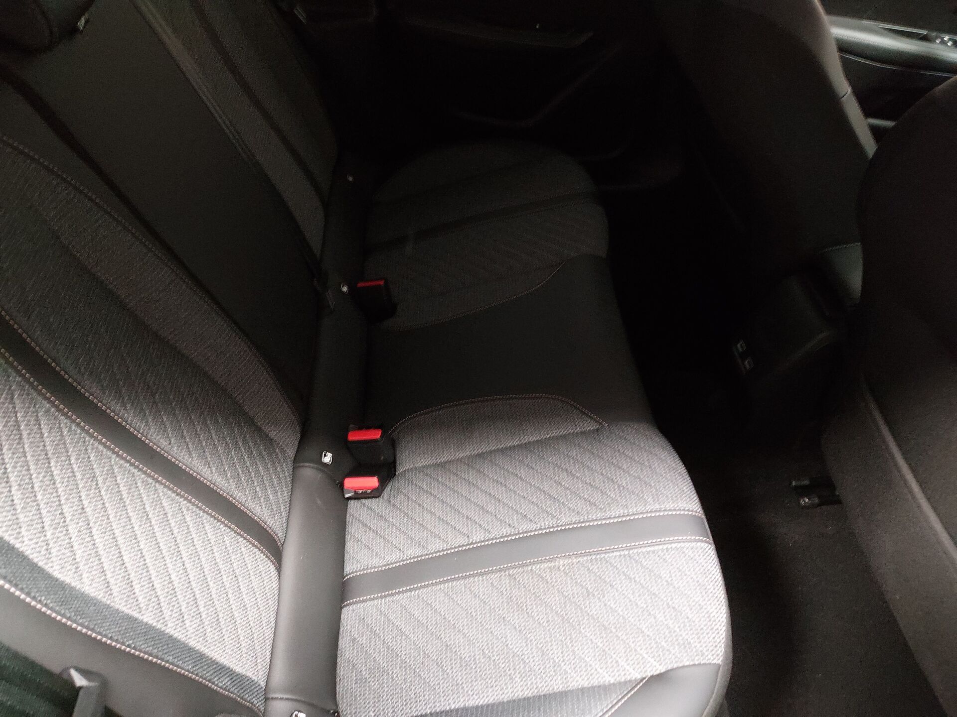 Peugeot 208 e-Style T-Leder Navi LED PDC 13