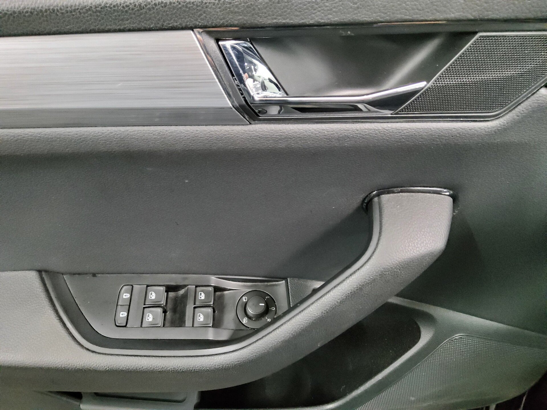 Skoda Superb Kombi 2.0 TDI Ambiente Navi LED VC RFK 10