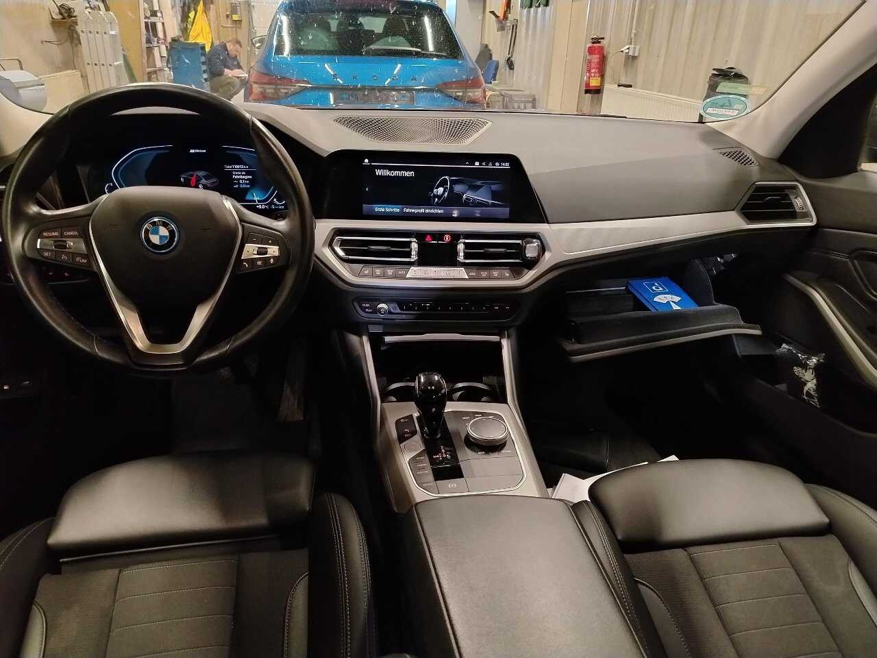 BMW 320e Advantage T-LEDER LED SPORTSITZE SHZ PDC 5