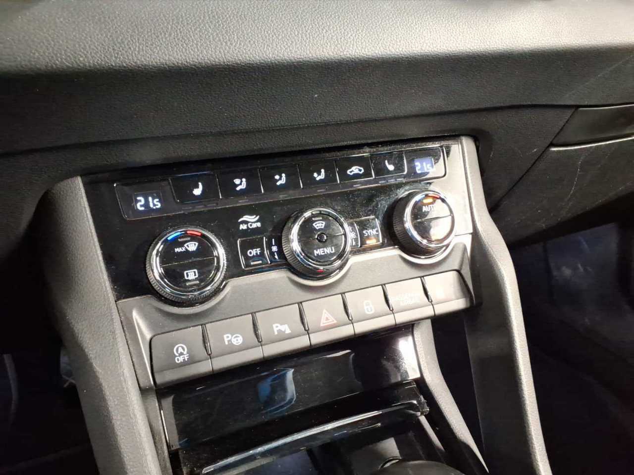 Skoda Karoq 1.5 TSI NAVI KLIMAAUT LED SHZ PDC 10