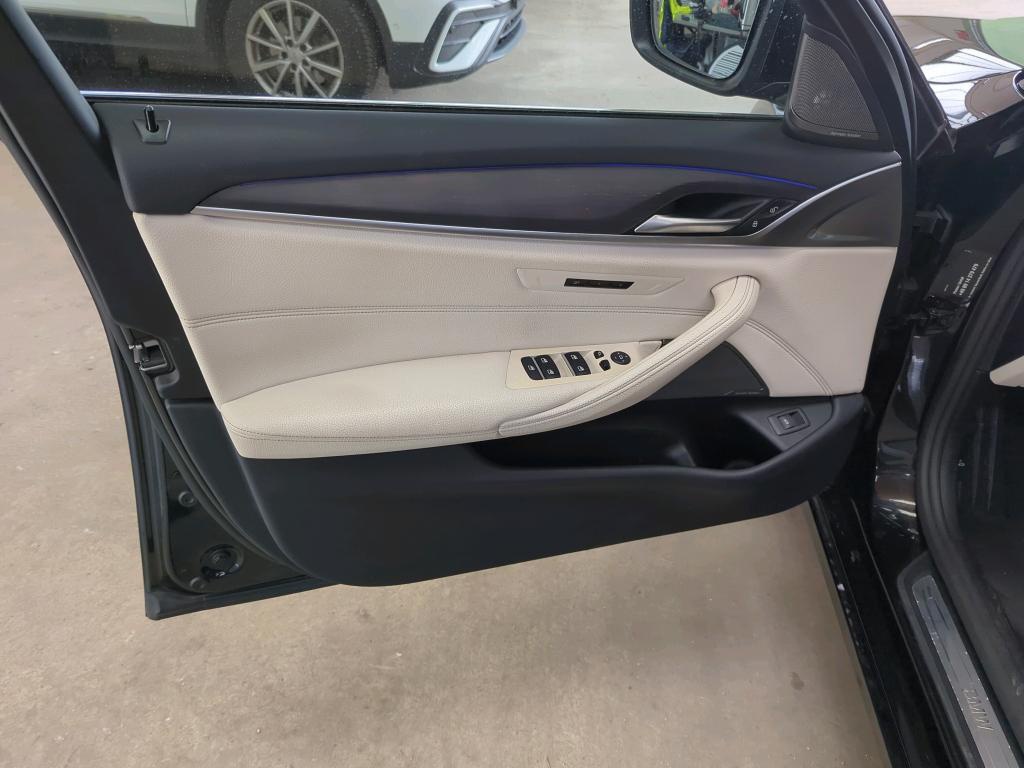 BMW 520dA Touring LEDER NAVI LED+ PANO SHZ 11
