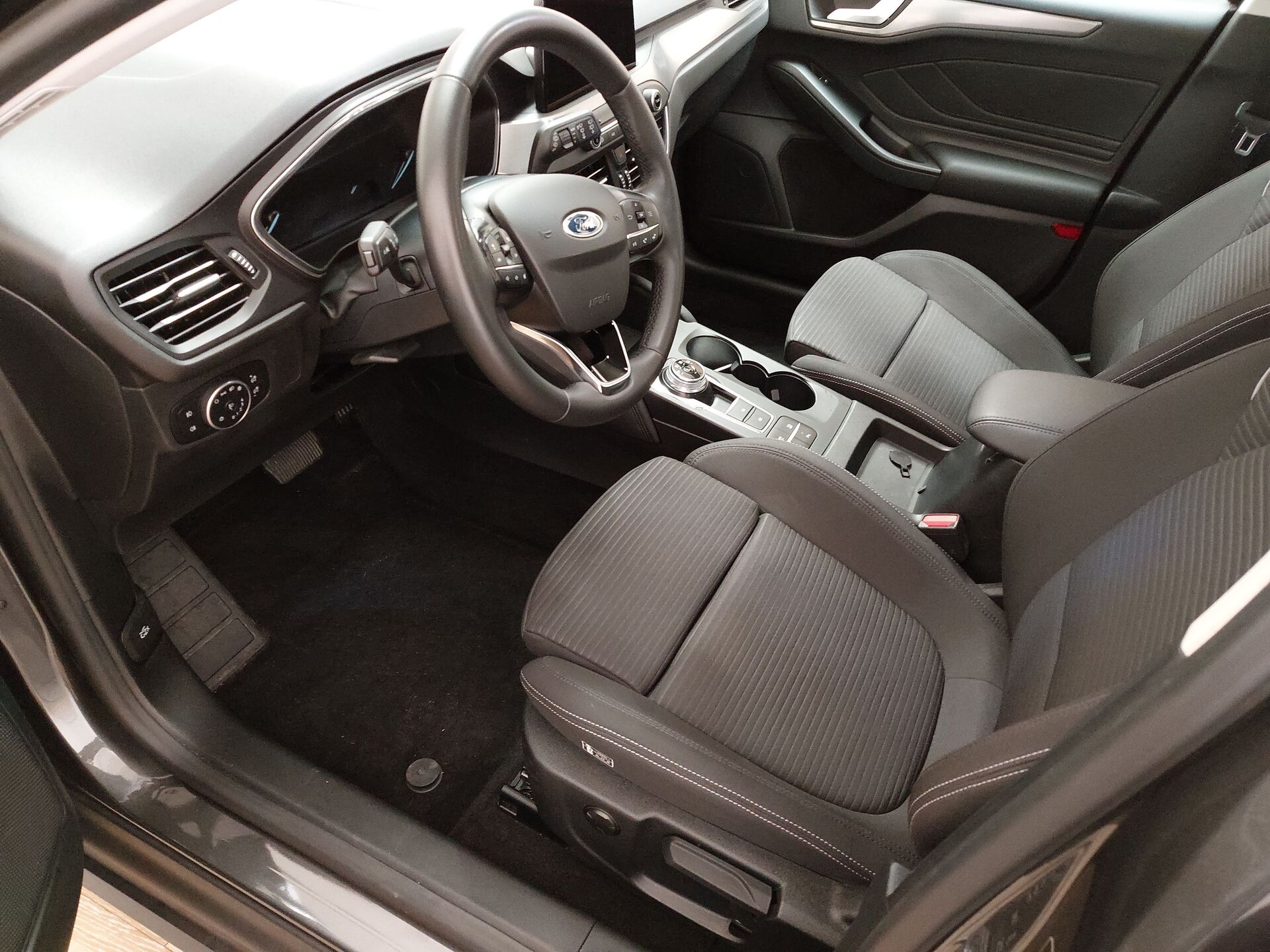Ford Focus Turnier 1.5 EB Titanium NAVI KLIMAAUT SHZ PDC LED 8