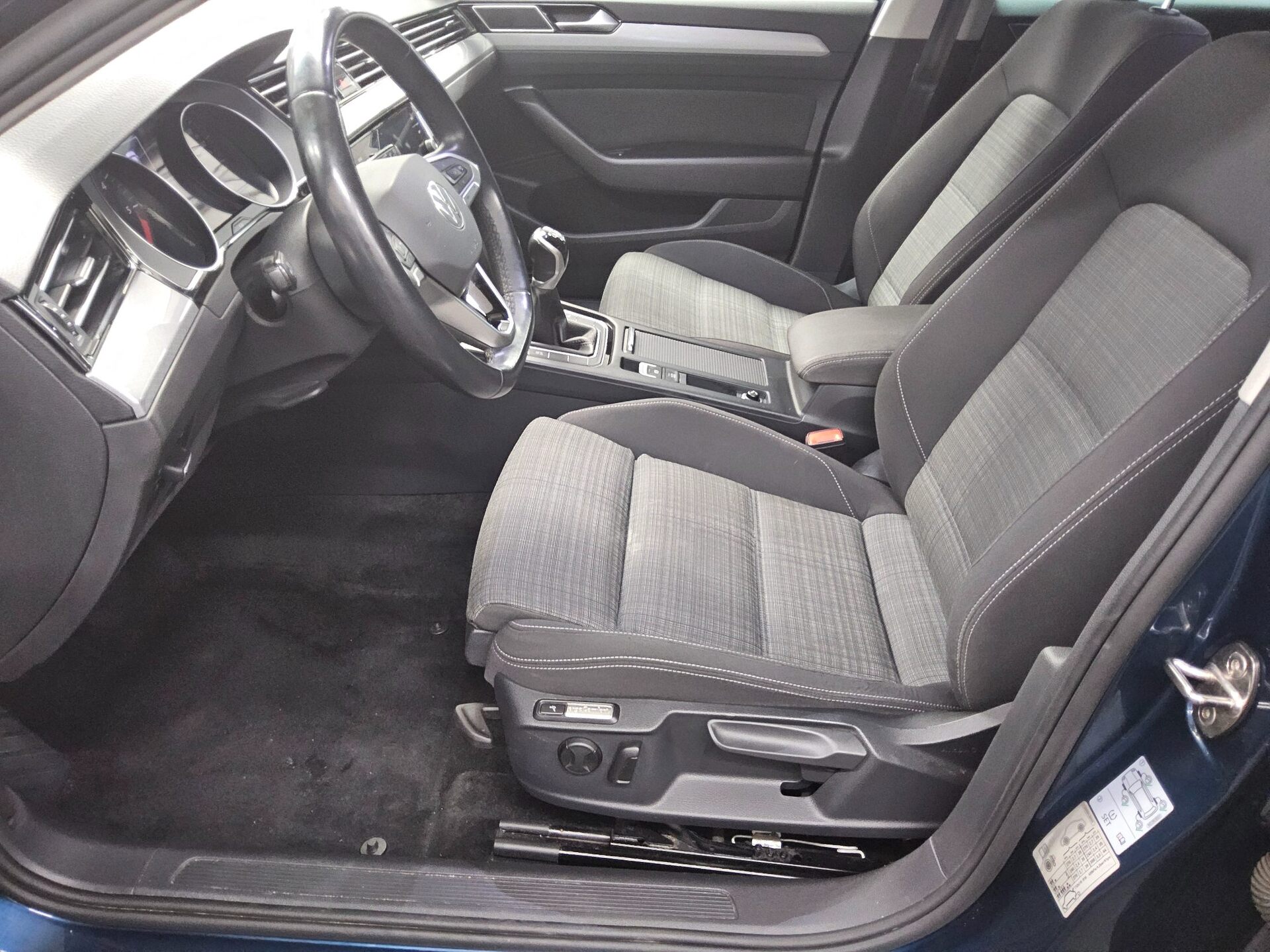 Volkswagen Passat Variant 2.0 TDI Business Navi LED RFK AHK 8