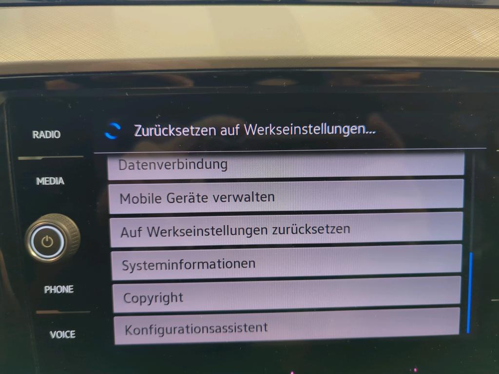 Volkswagen Passat Variant 2.0 TDI Business NAVI LED SHZ RFK ACC 10