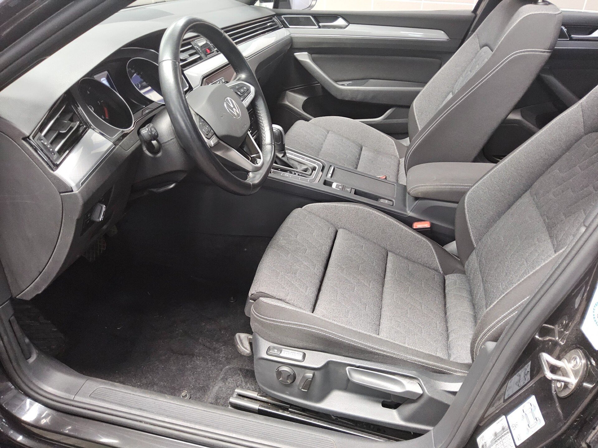 Volkswagen Passat Var. 2.0 TDI Business Navi LED Pano Sthzg RFK 8