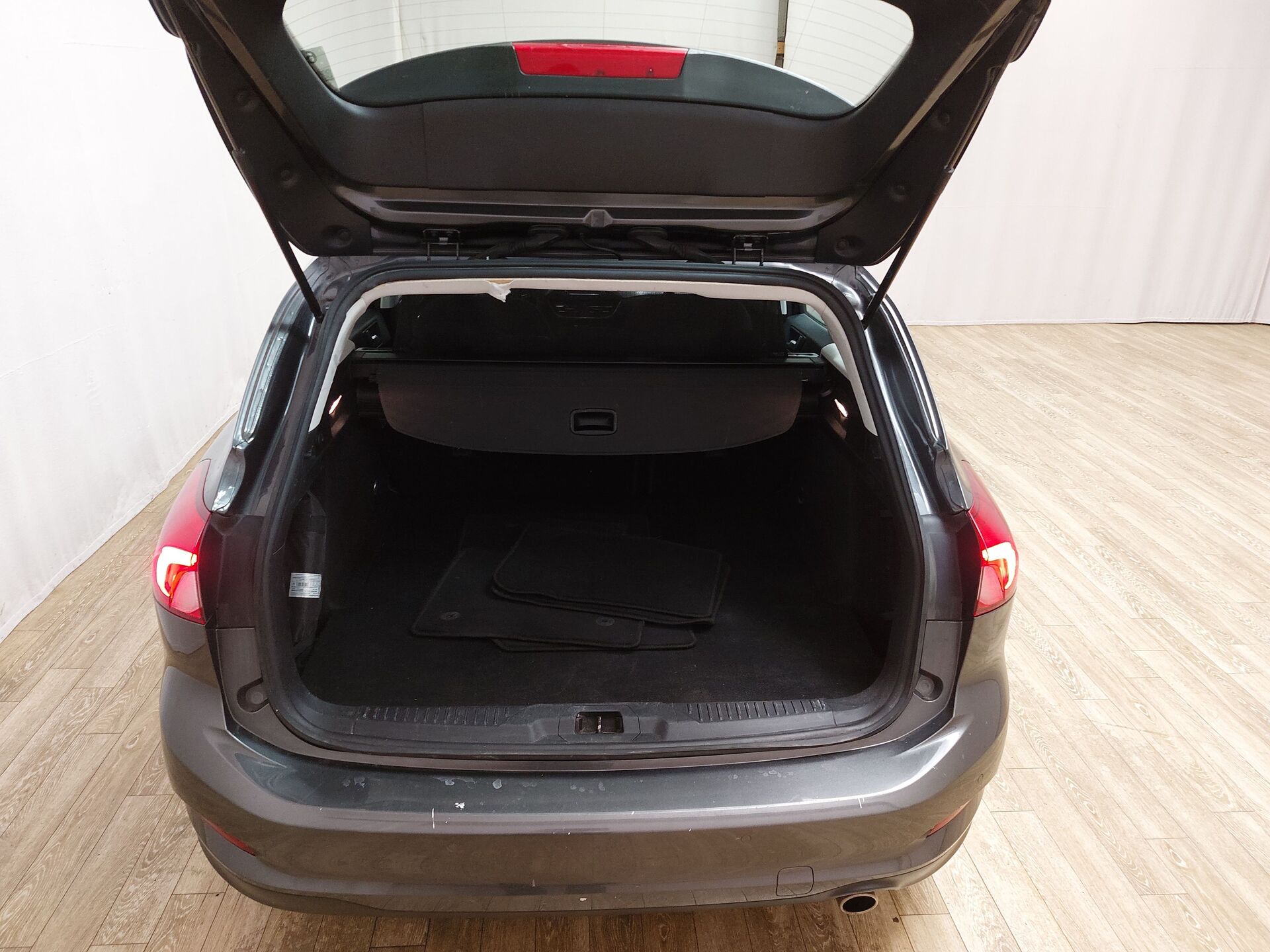 Ford Focus Turnier 1.5 EB Titanium NAVI KLIMAAUT SHZ PDC LED 17