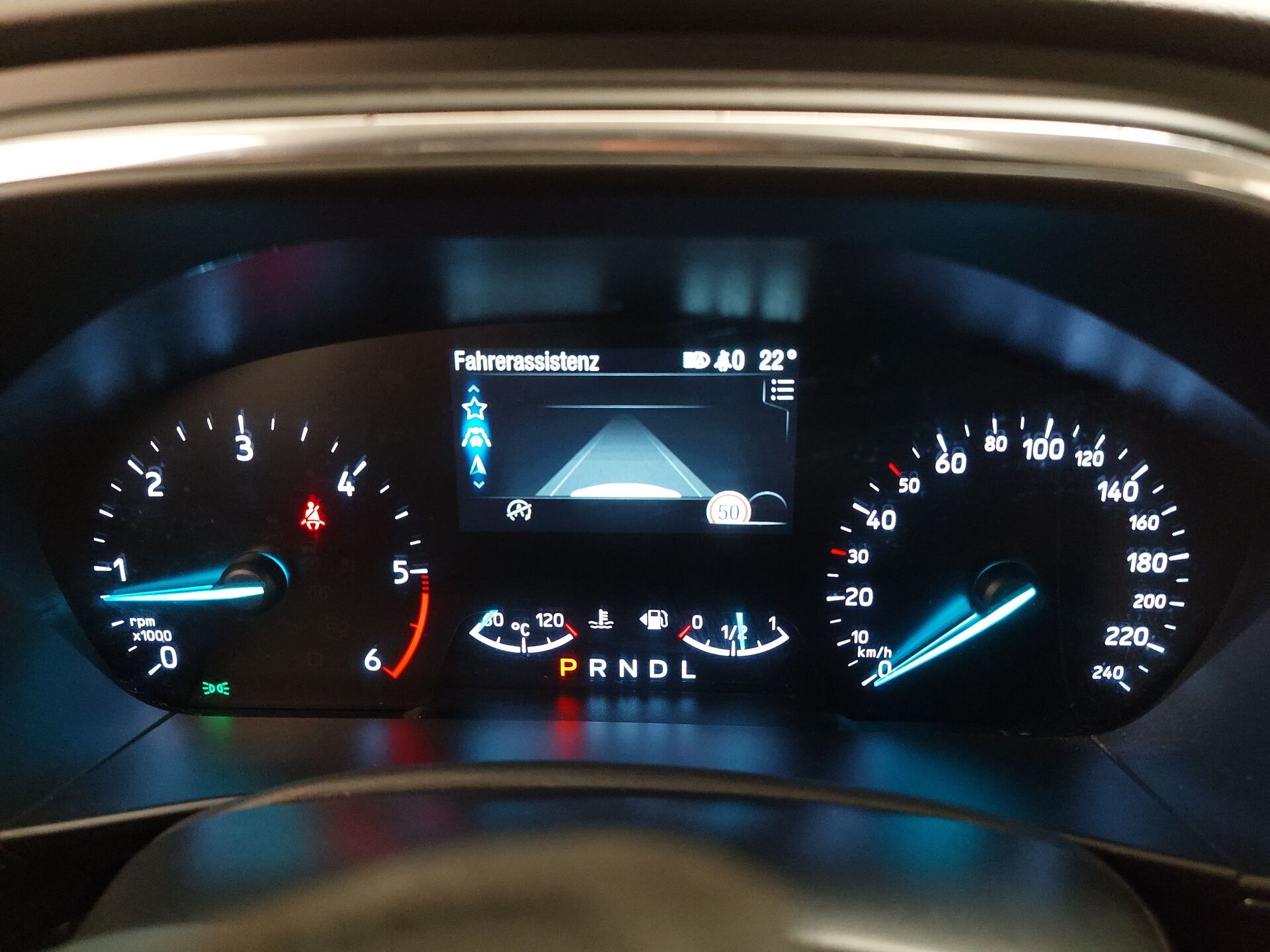 Ford Focus Turnier 1.5 EB Titanium NAVI KLIMAAUT SHZ PDC LED 19