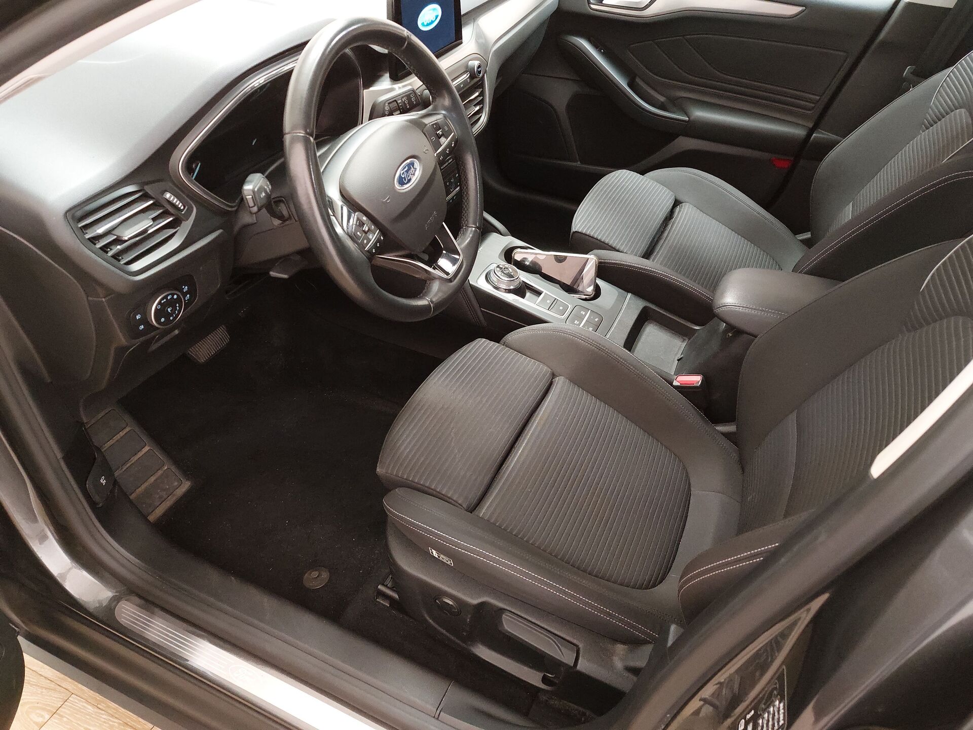 Ford Focus Turnier 1.5 EB Titanium NAVI KLIMAAUT SHZ PDC LED 10