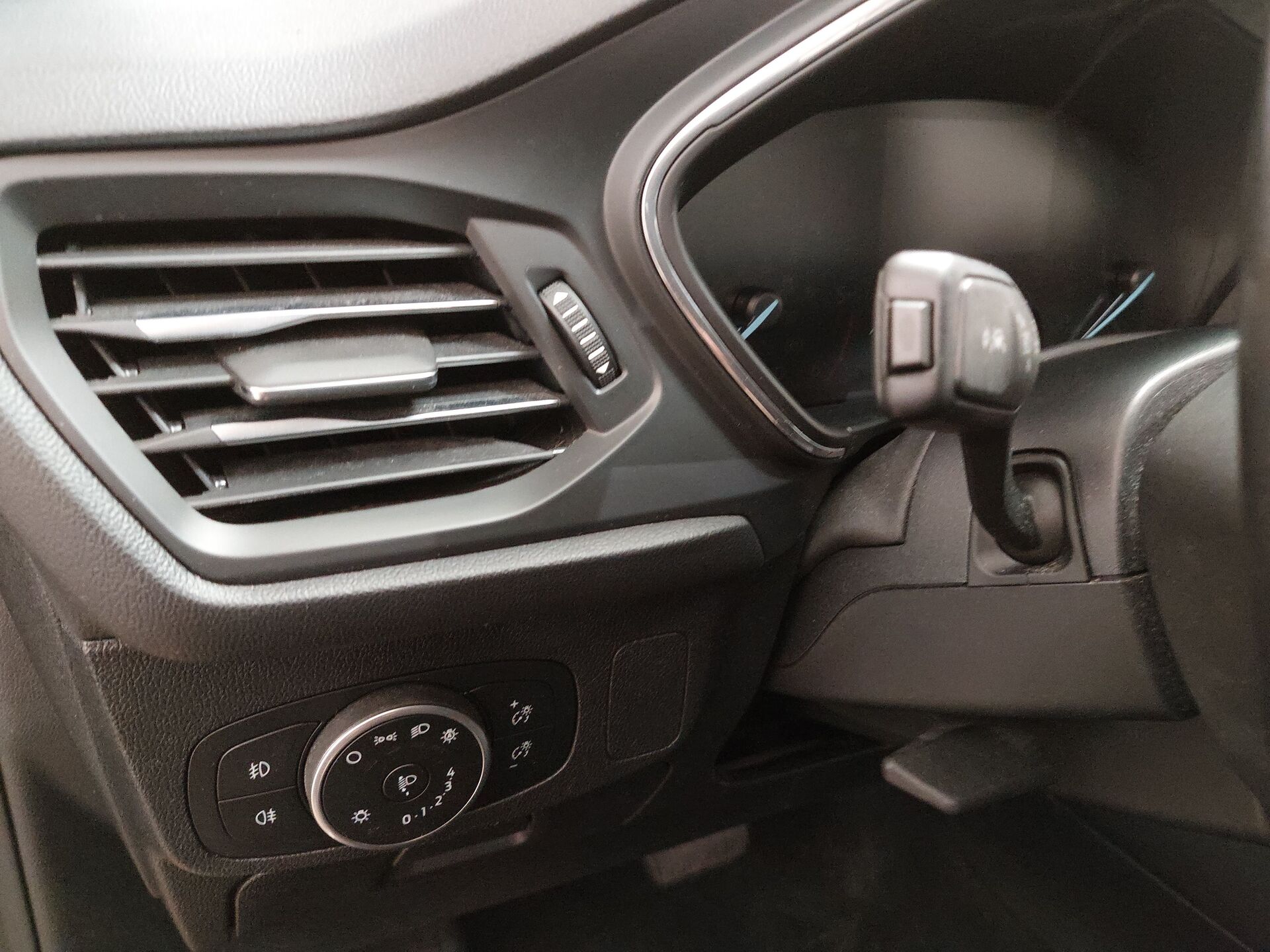 Ford Focus Turnier 1.5 EB Titanium NAVI KLIMAAUT SHZ PDC LED 11