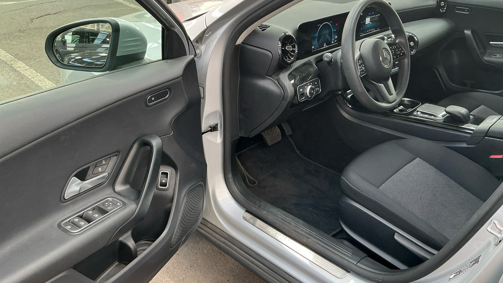 Mercedes-Benz A 250 e NAVI SHZ PDC LED 7