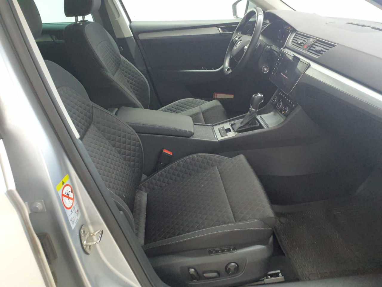 Skoda Superb Kombi 2.0 TDI Ambition NAVI LED VC SHZ STHZG 10