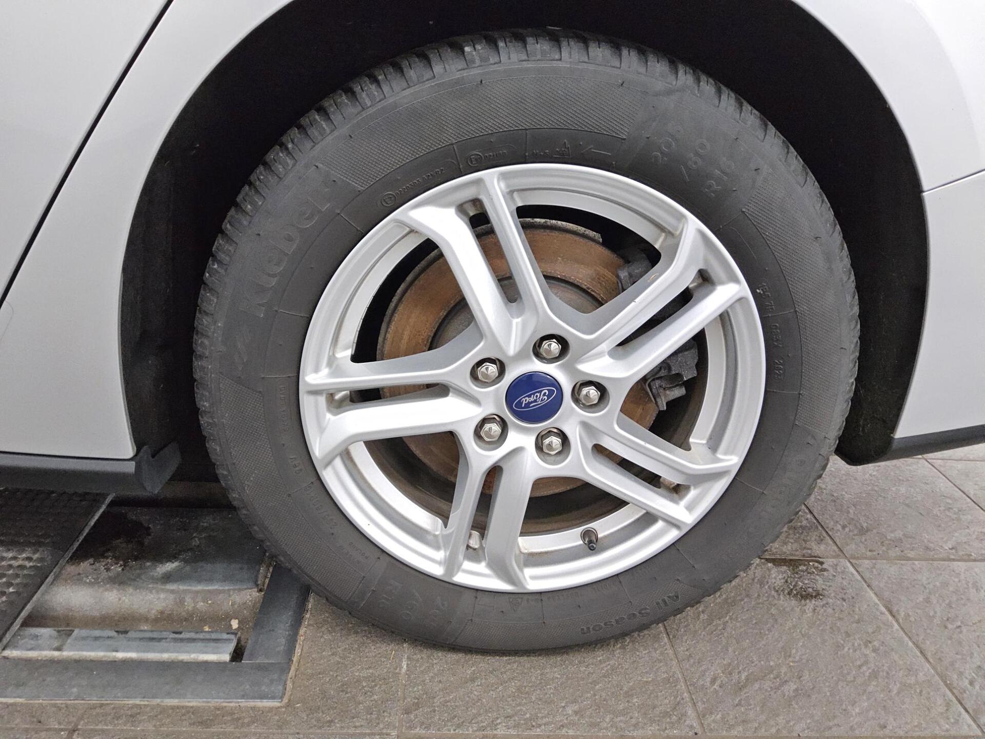 Ford Focus Turnier 1.5 EB Navi LED RFK 10