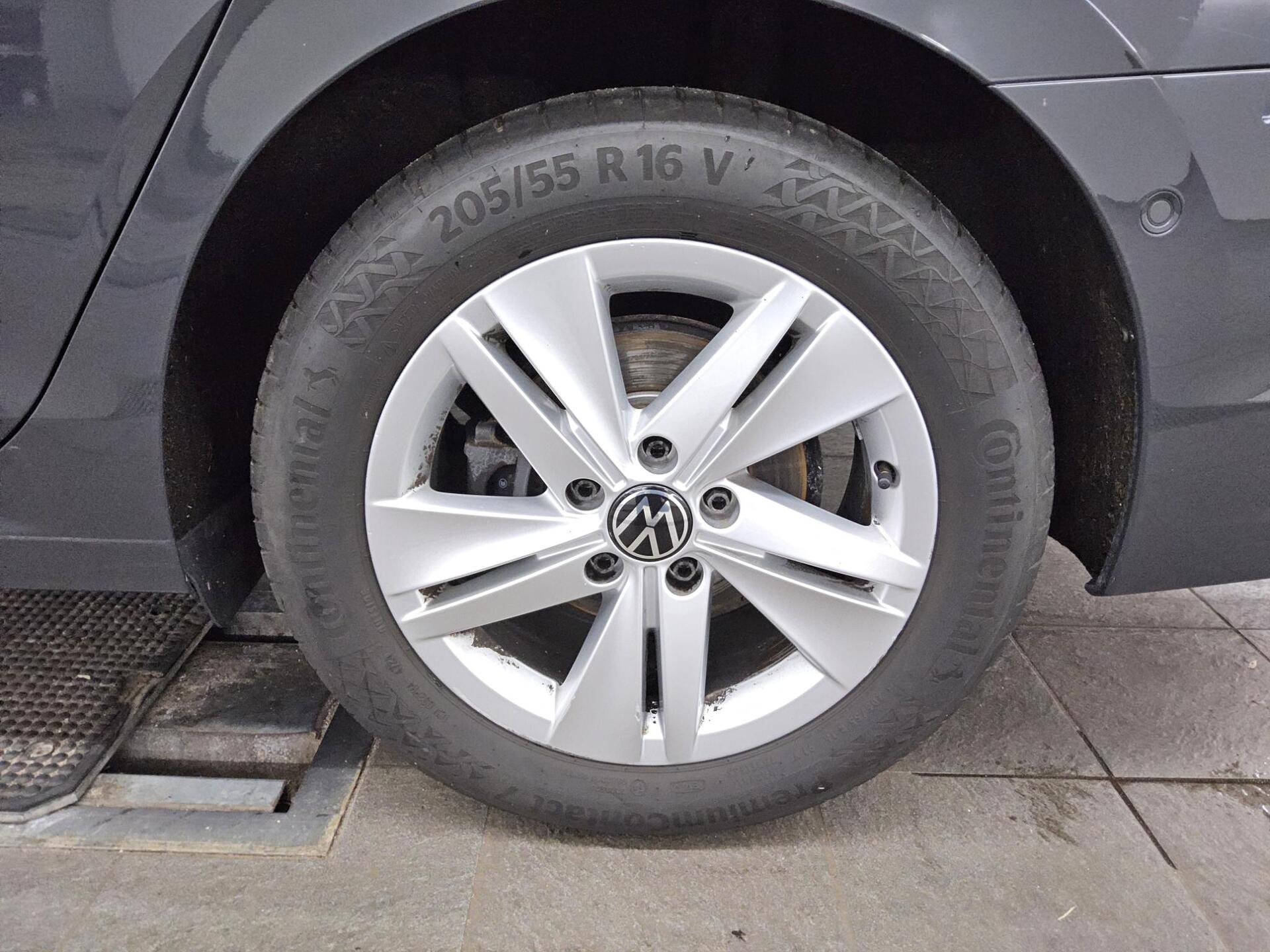 Volkswagen Golf-8 Var. 2.0 TDI Life Navi LED AID ACC AHK 11