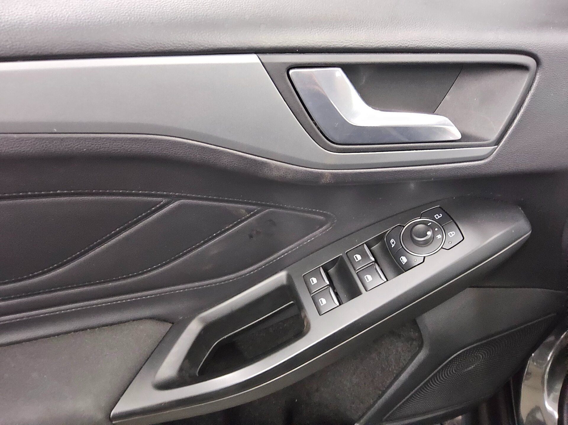 Ford Focus Turnier 1.5 EB Cool&Connect Navi LED Shz PDC 9