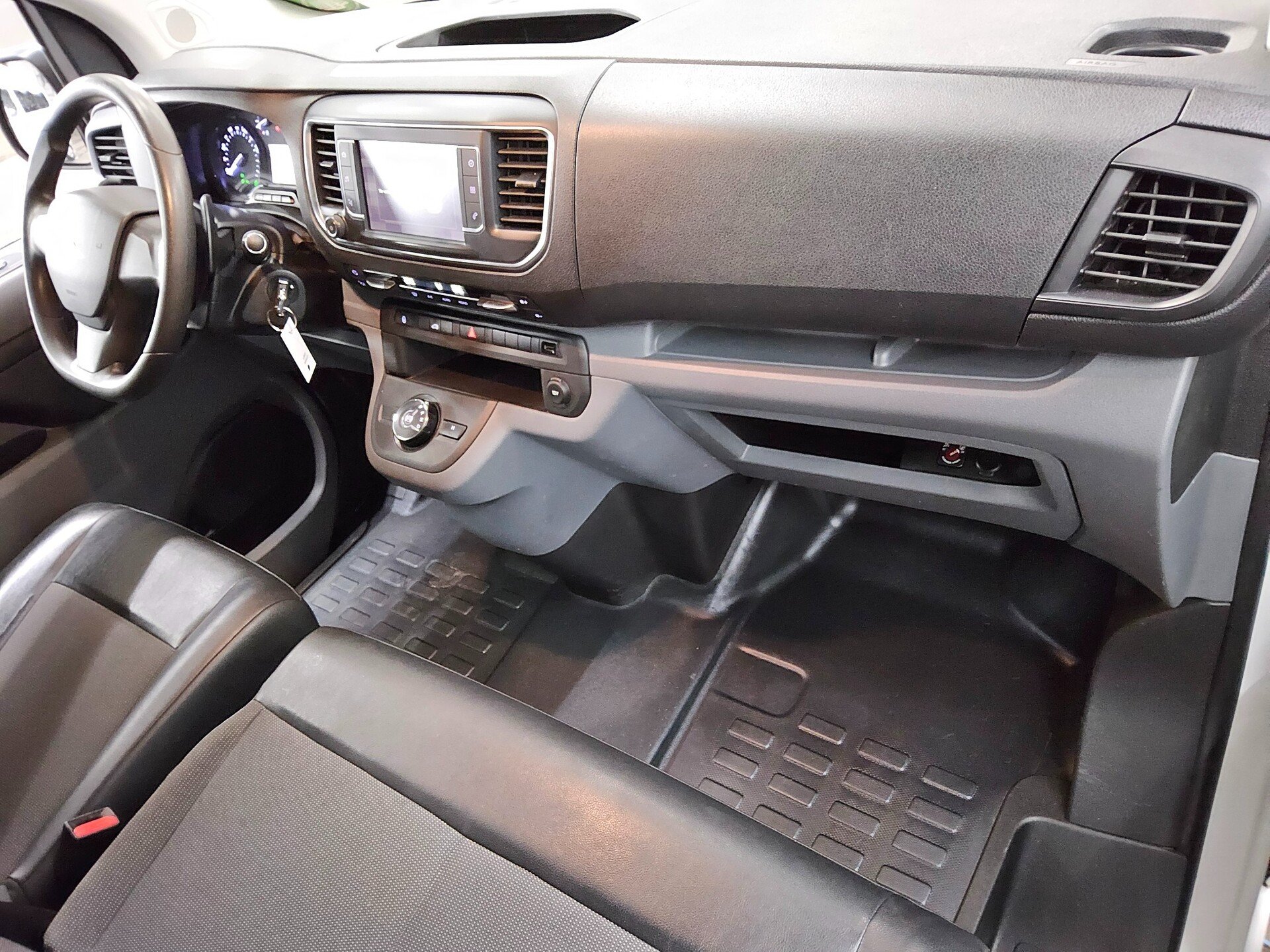 Citroën Jumpy 2.0 HDi L3H1 T-Leder Navi AHK Sthzg Regale 5