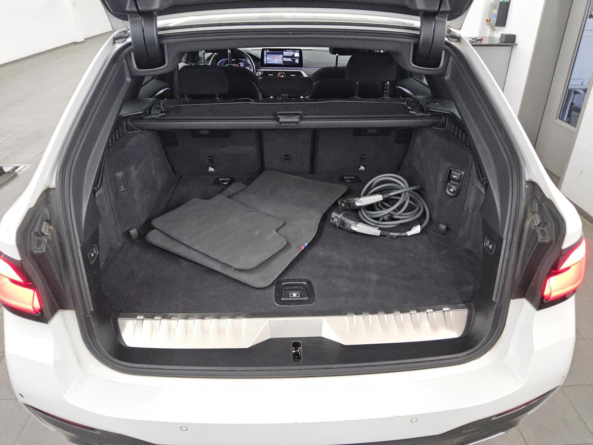 BMW 530e Touring xDr M-Sport Navi LED LC-Pro AHK 12