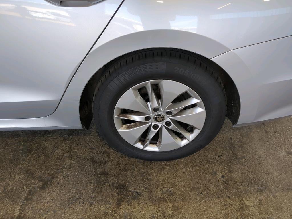 Skoda Octavia Ambition NAVI LED SHZ PDC AHK 12