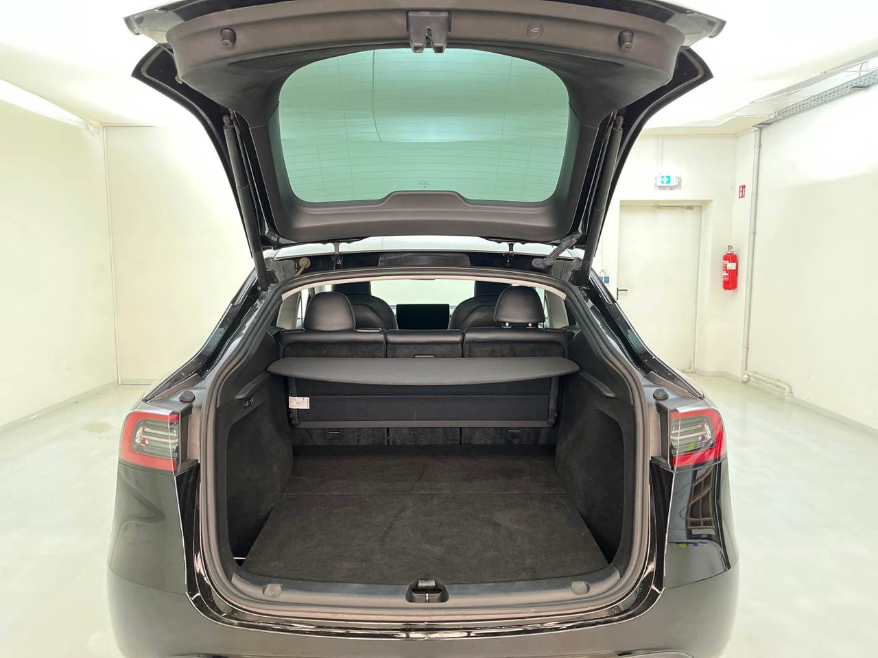 Tesla Model Y Long Range AWD LEDER NAVI LED PANO SHZ 12