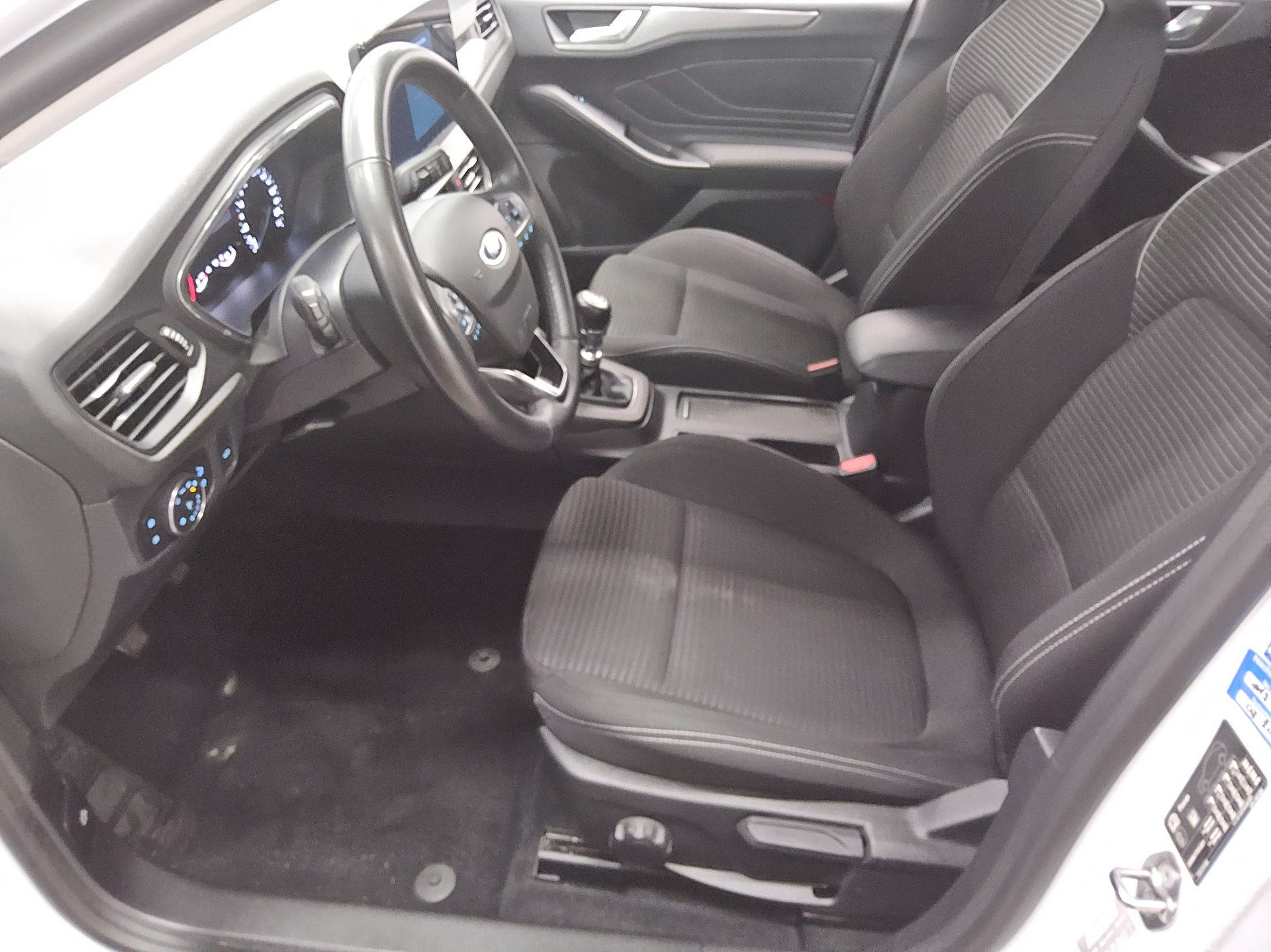 Ford Focus Turnier 1.5 EB Titanium Navi LED RfK ACC 8