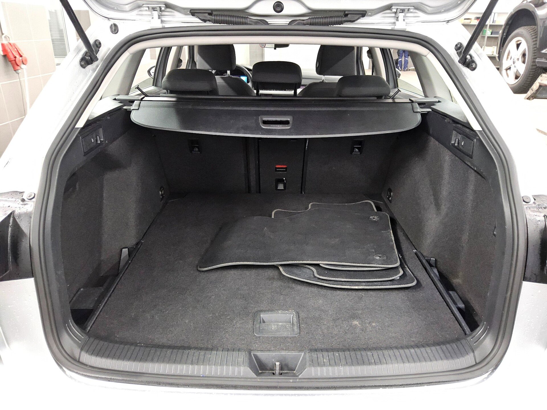 Volkswagen Golf-8 Var. 2.0 TDI Life Navi LED DC AHK ACC Shz 12