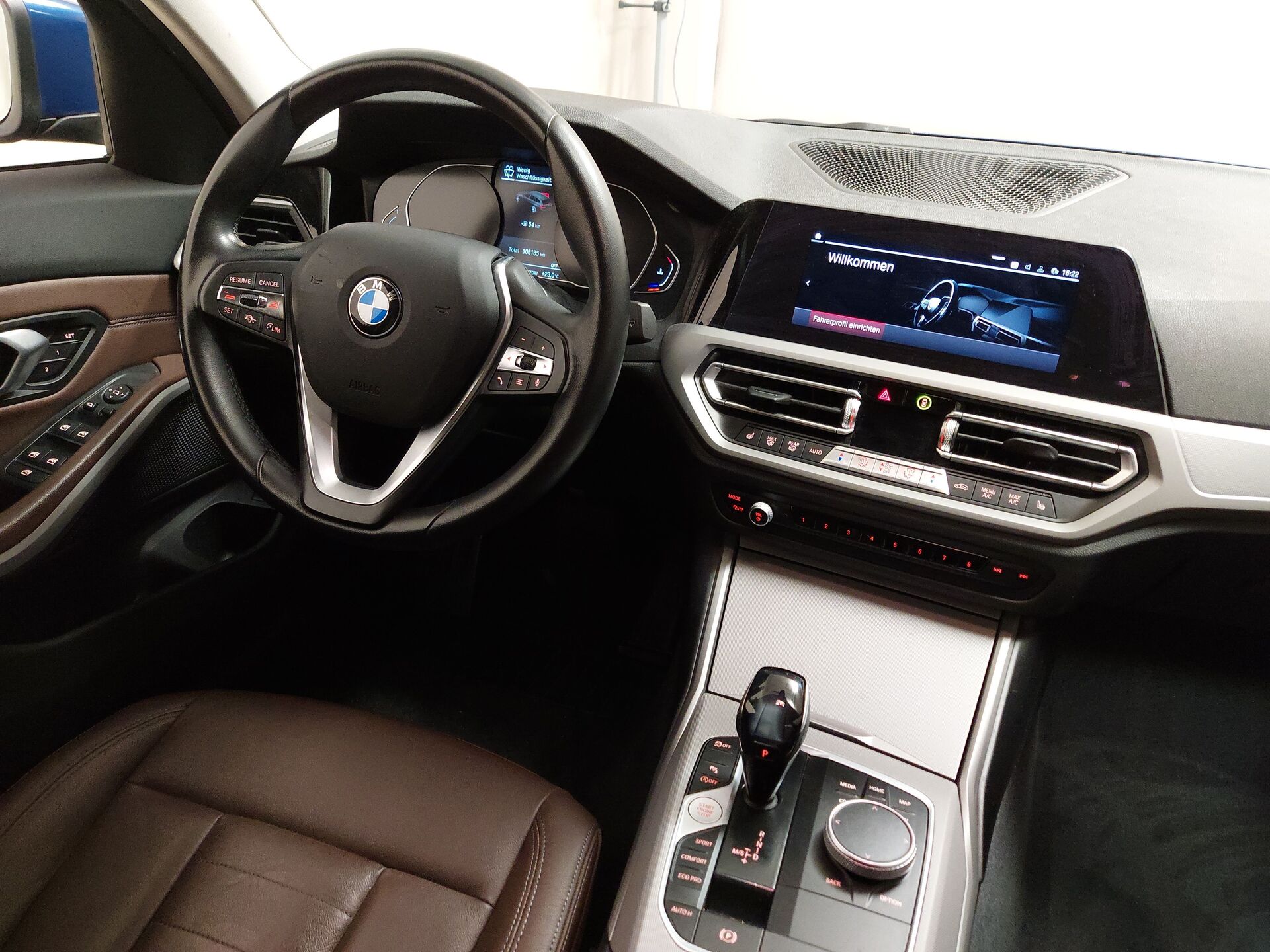 BMW 330i Touring NAVI LED LEDER SHZ PDC 12