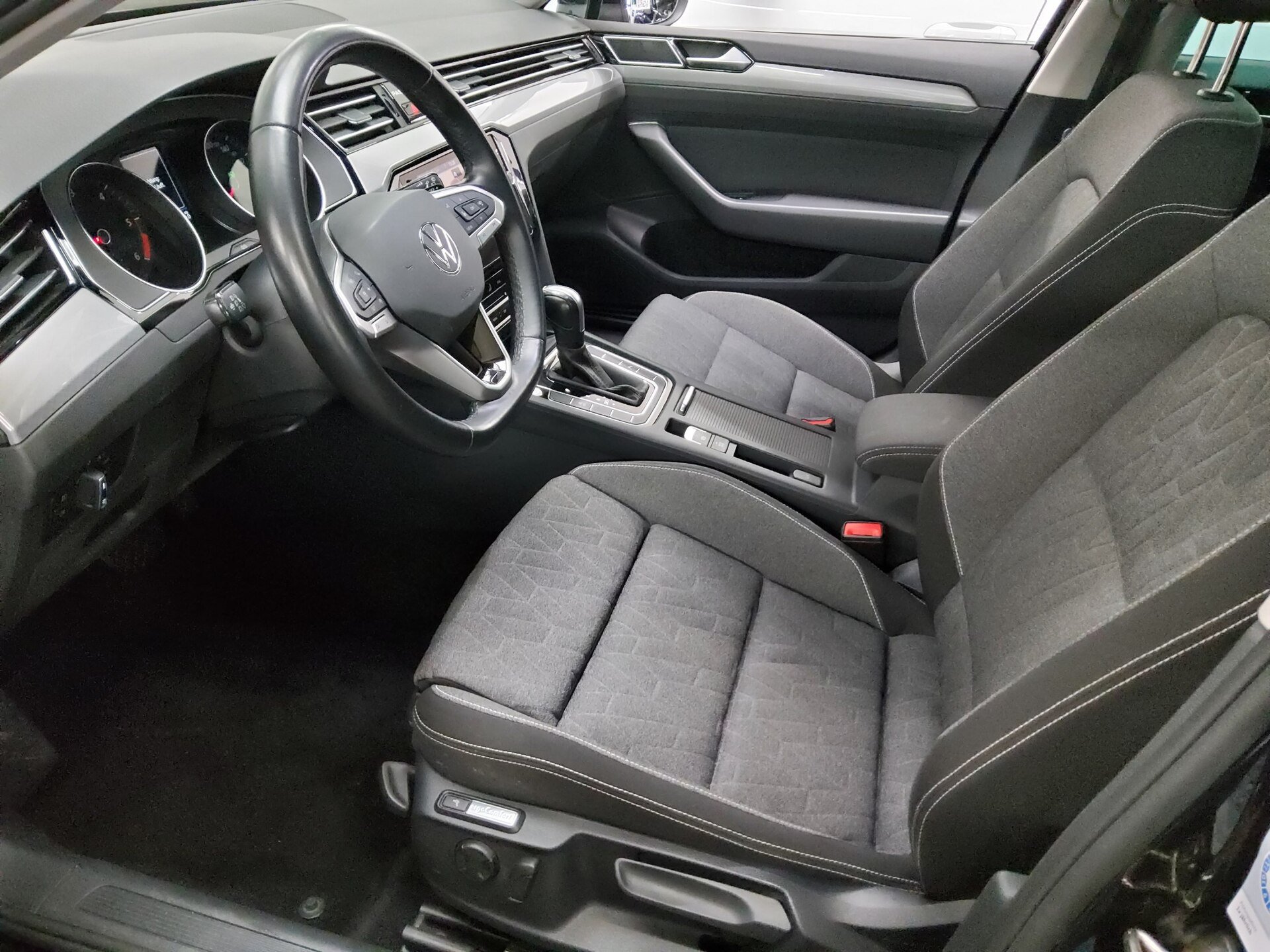Volkswagen Passat Var. 2.0 TDI Business Navi LED RfK ACC 8