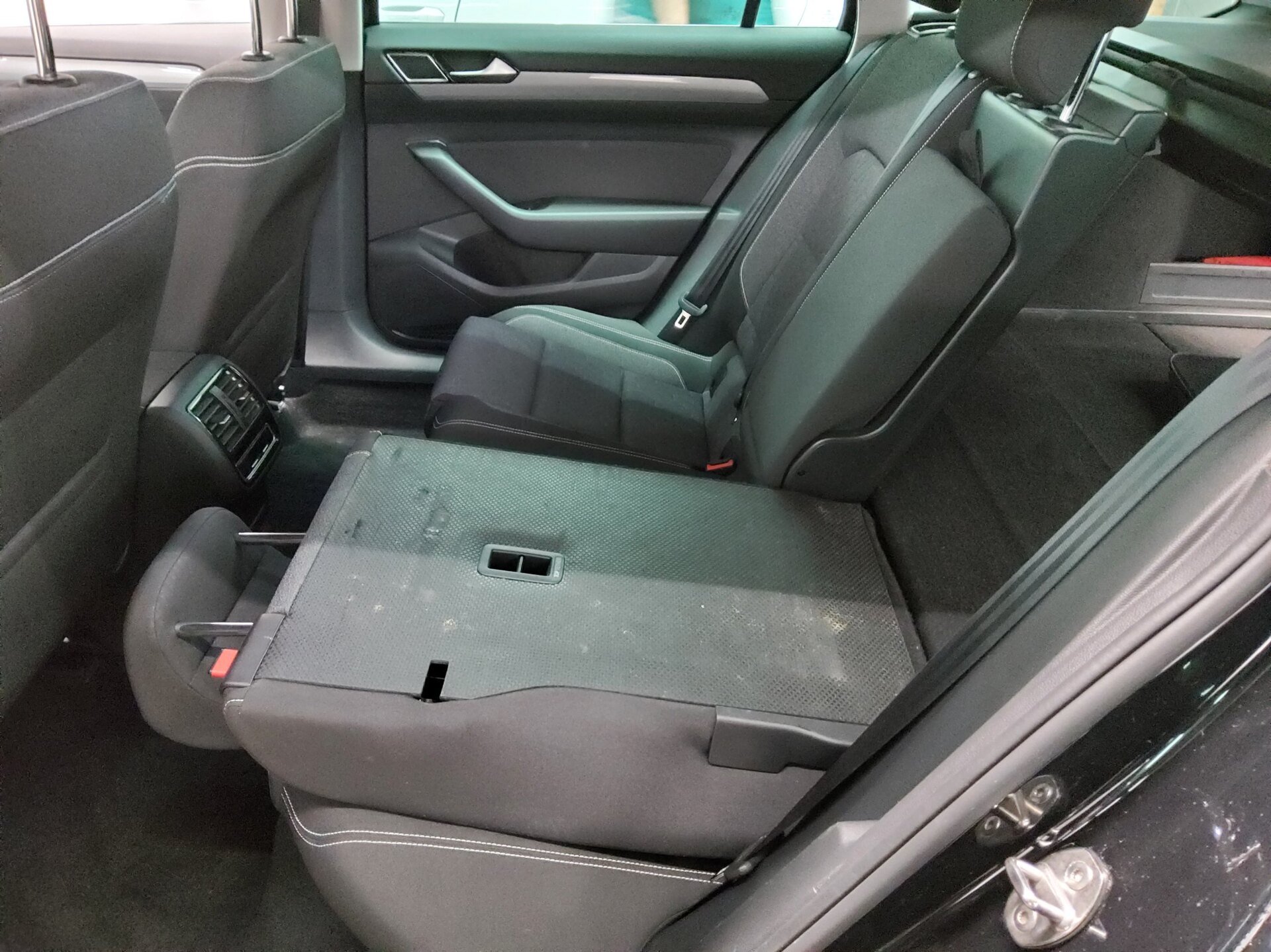 Volkswagen Passat Var. 2.0 TDI Business Navi LED RfK ACC 12