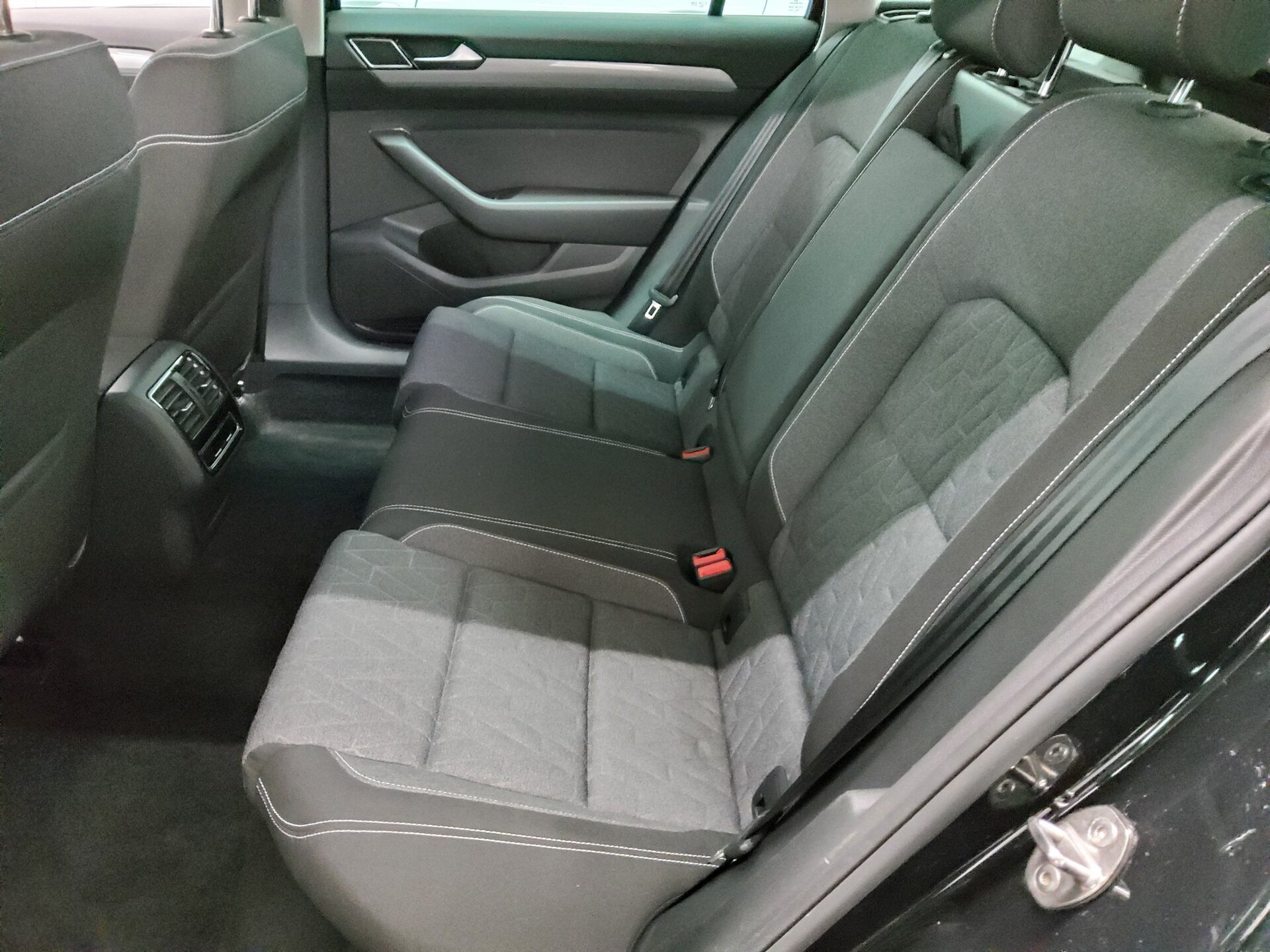 Volkswagen Passat Var. 2.0 TDI Business Navi LED RfK ACC 13
