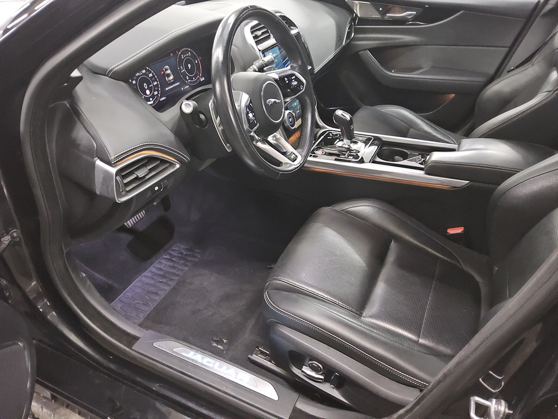 Jaguar XE D 200 AWD R-Dynamic Leder Navi DC Meridian 8
