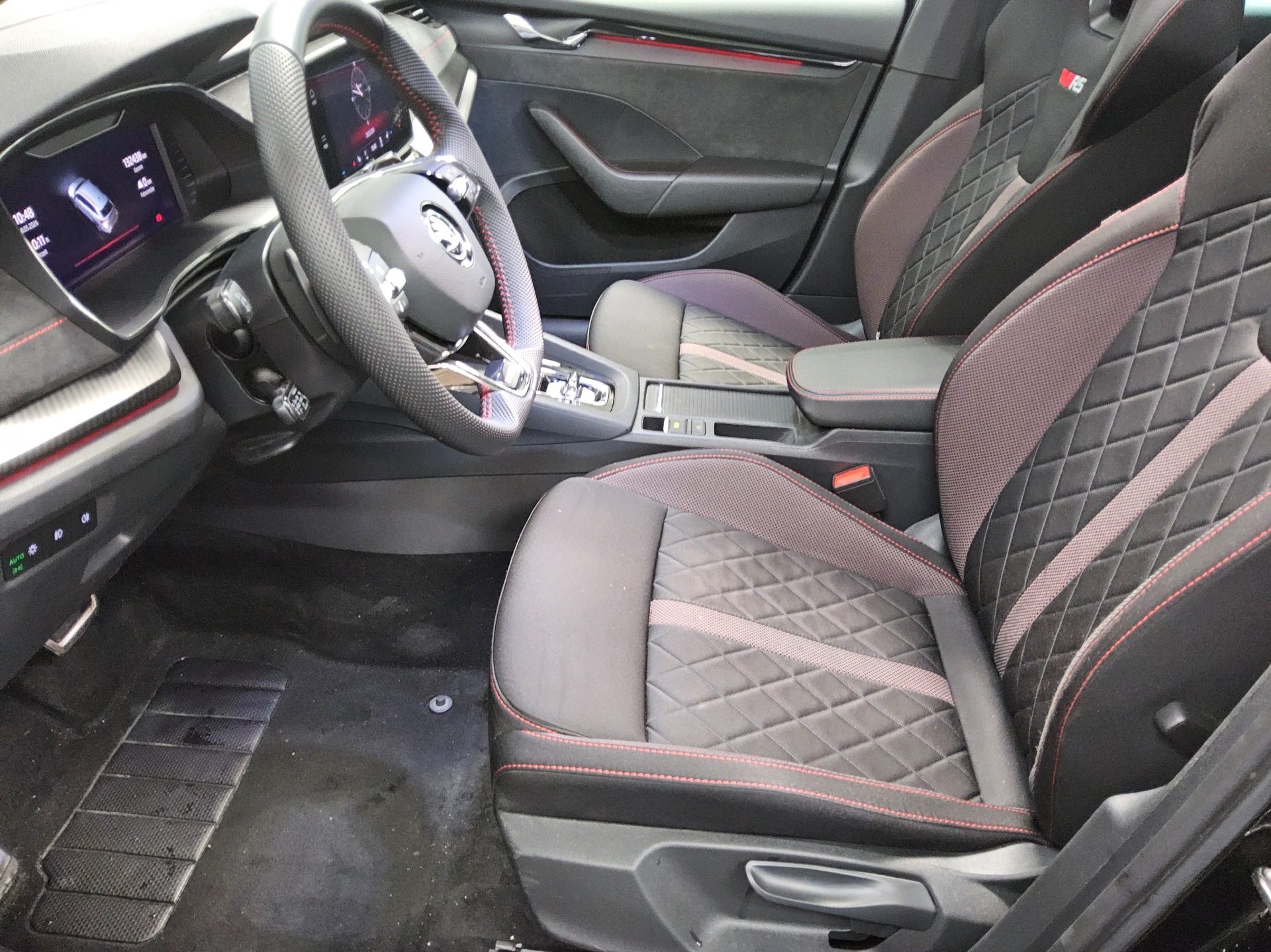 Skoda Octavia Kombi 1.4 TSI iV RS Navi LED vc Pano HuD 9
