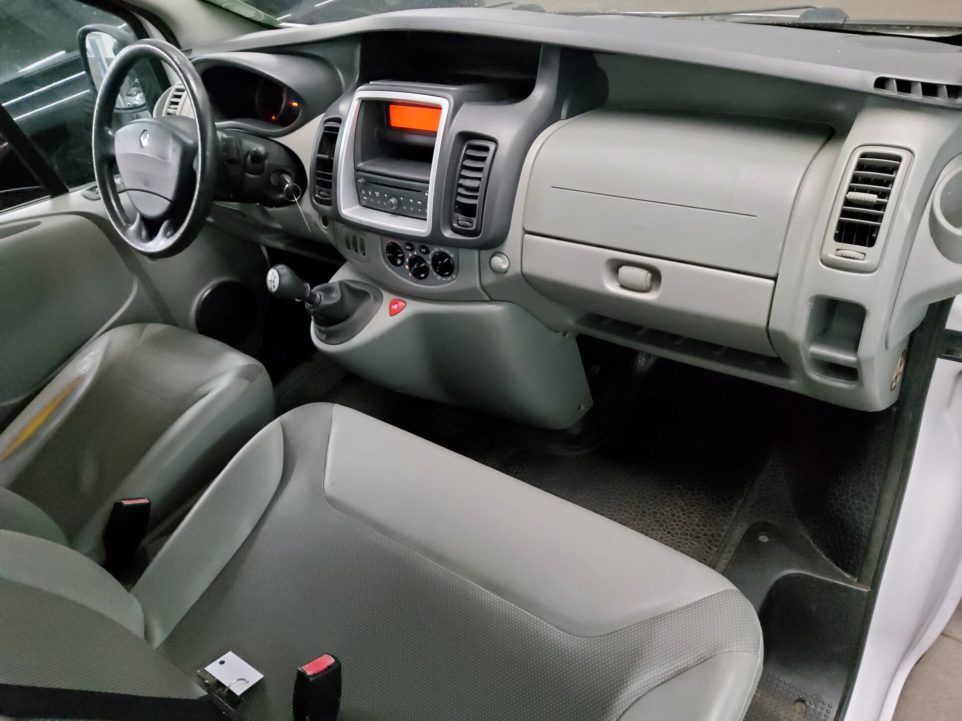 Renault Trafic 2.0 dCi FAP Expression 9-Sitze Klima 5