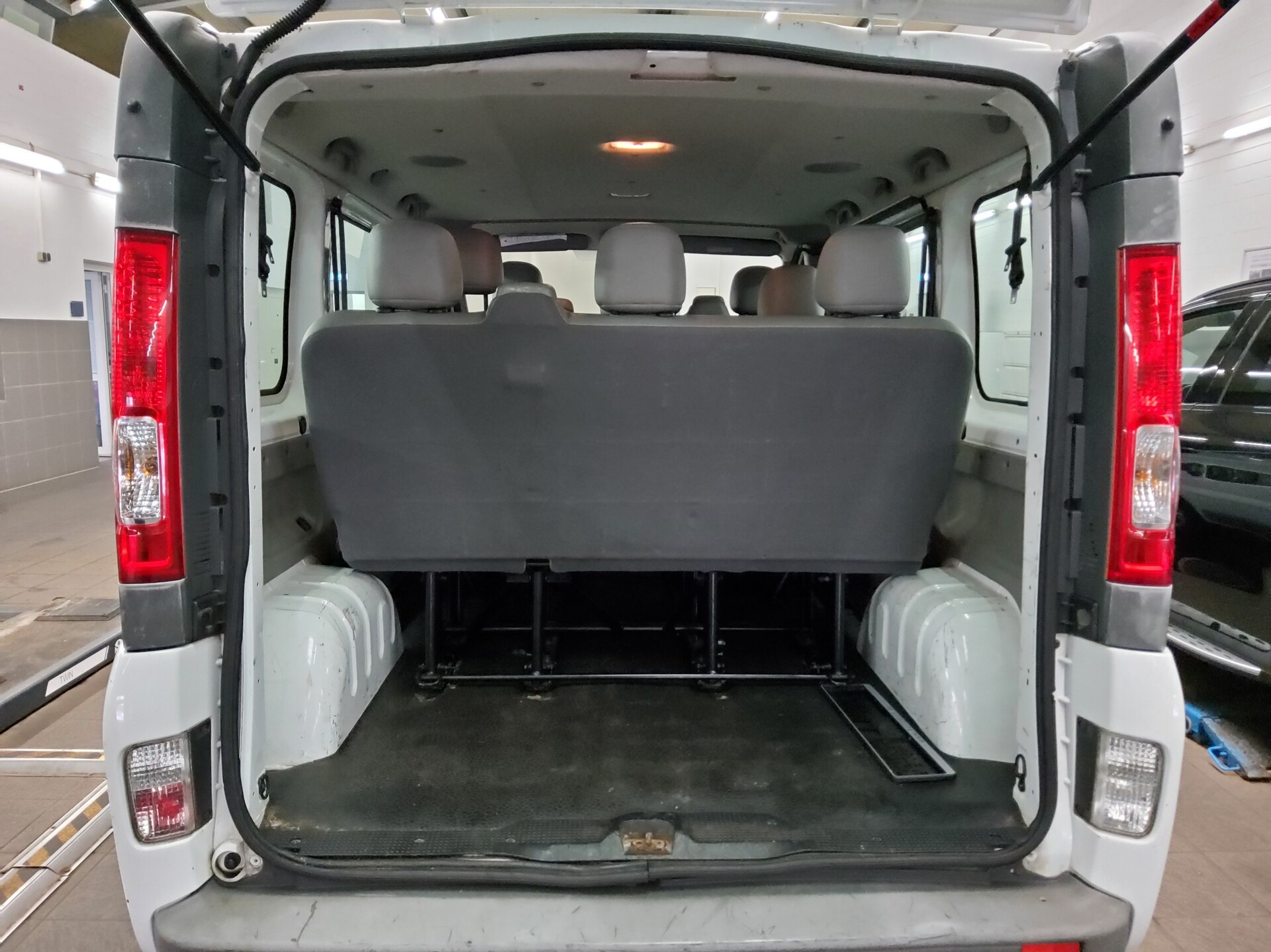 Renault Trafic 2.0 dCi FAP Expression 9-Sitze Klima 11