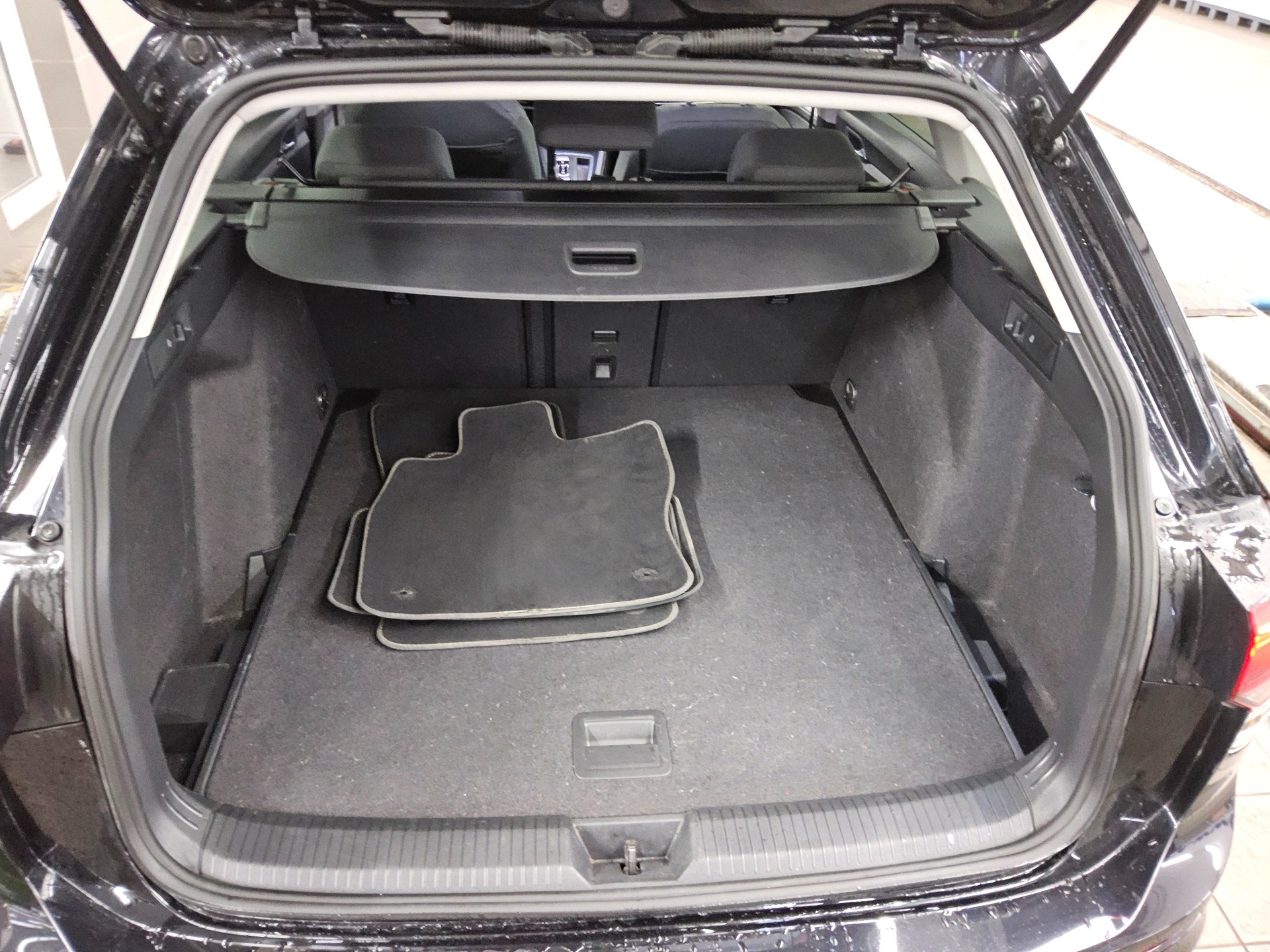 Volkswagen Golf-8 Var. 2.0 TDI Life Navi LED Shz PDC ACC DC 12