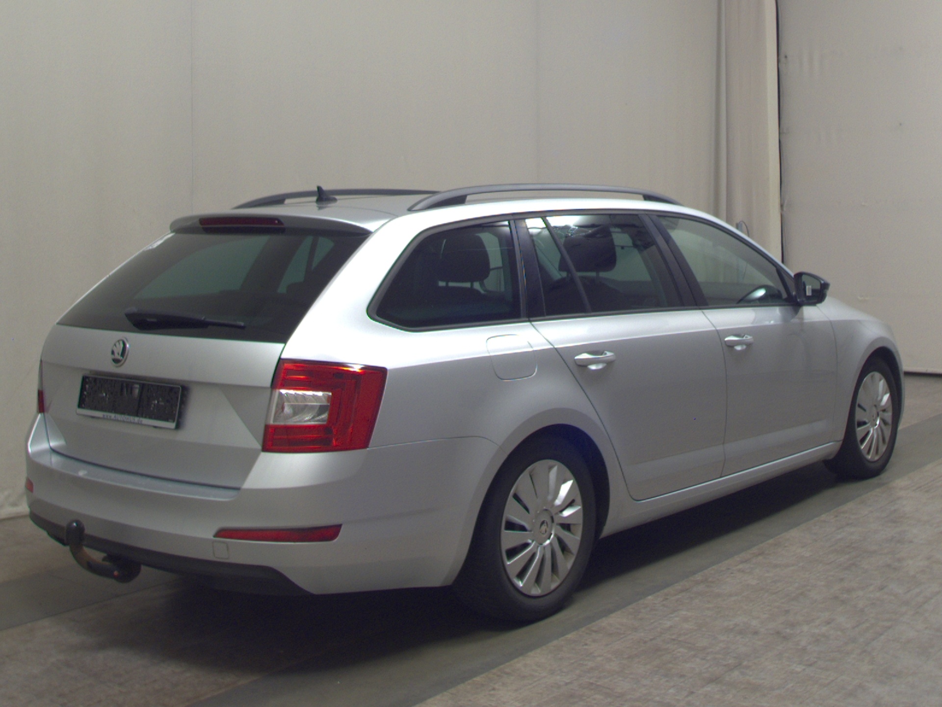Skoda Octavia Kombi 1.6 TDI NAVI KLIMAAUT SHZ PDC AHK 4