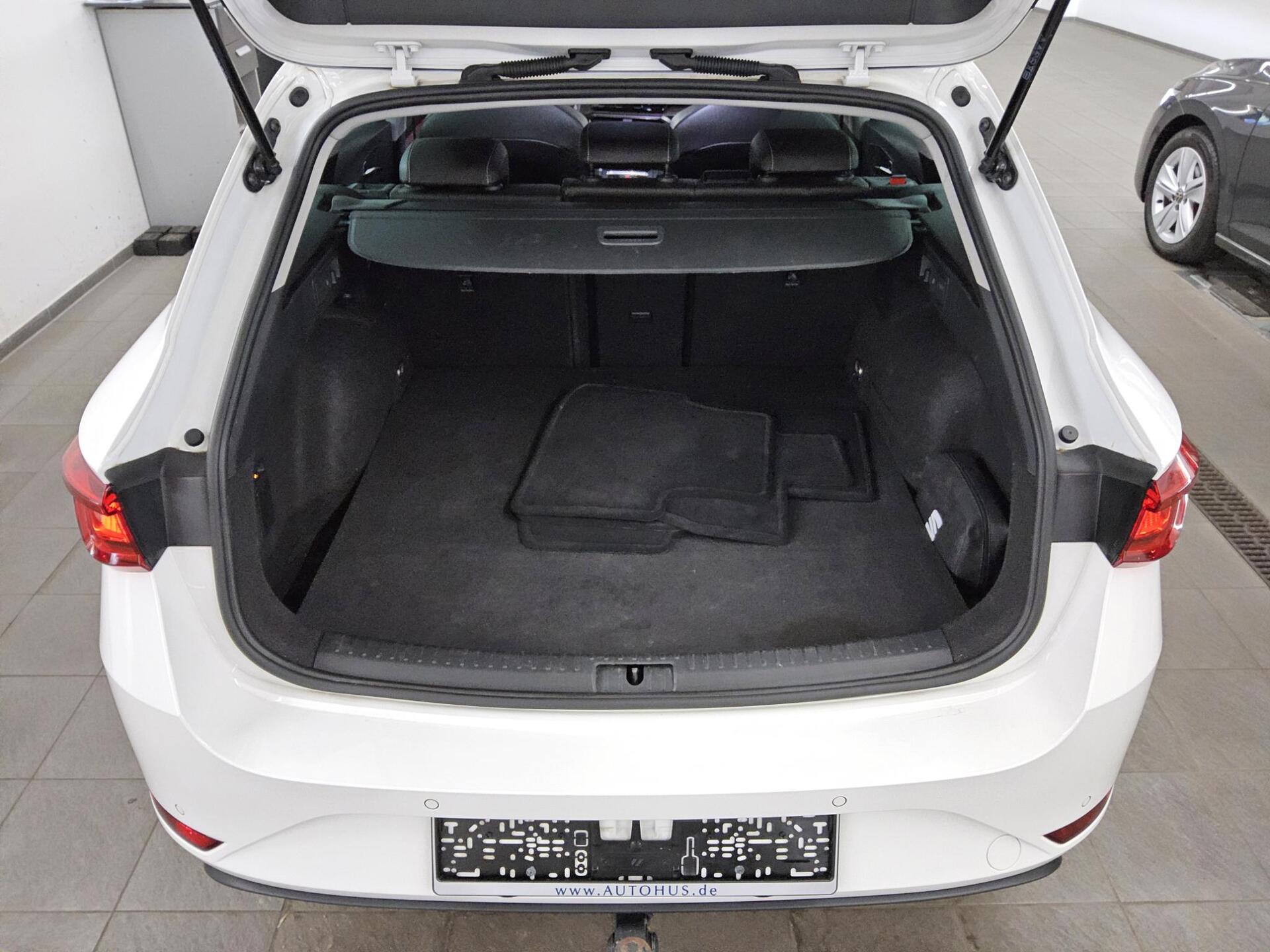 Seat Leon Sportstourer 1.4 e-HYBRID Xcellence Navi LED Virtual AHK PDC 12