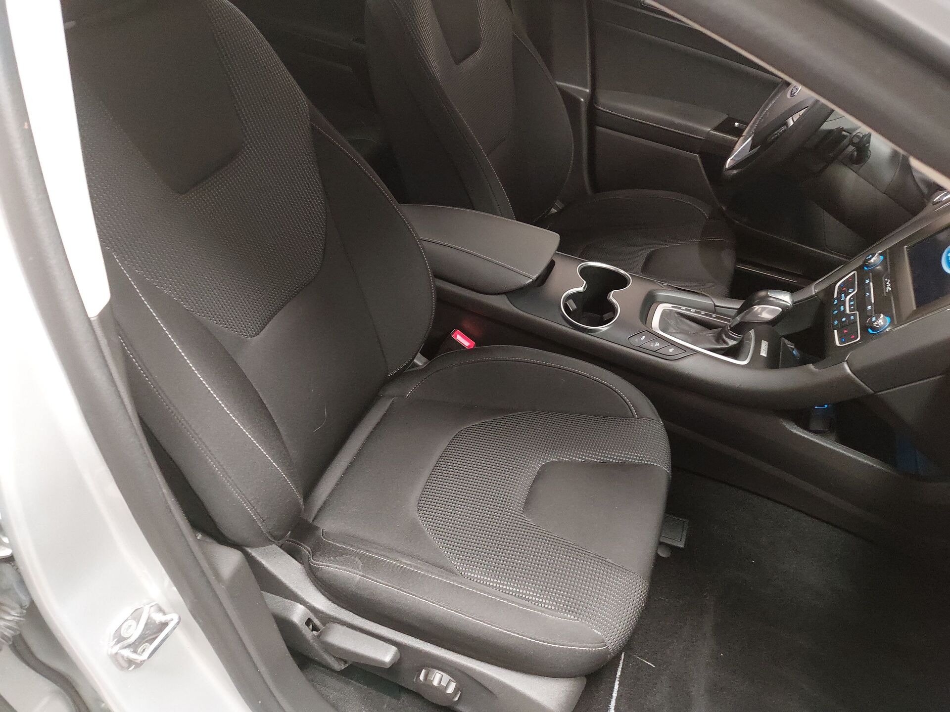 Ford Mondeo Turnier Navi LED AHK 11