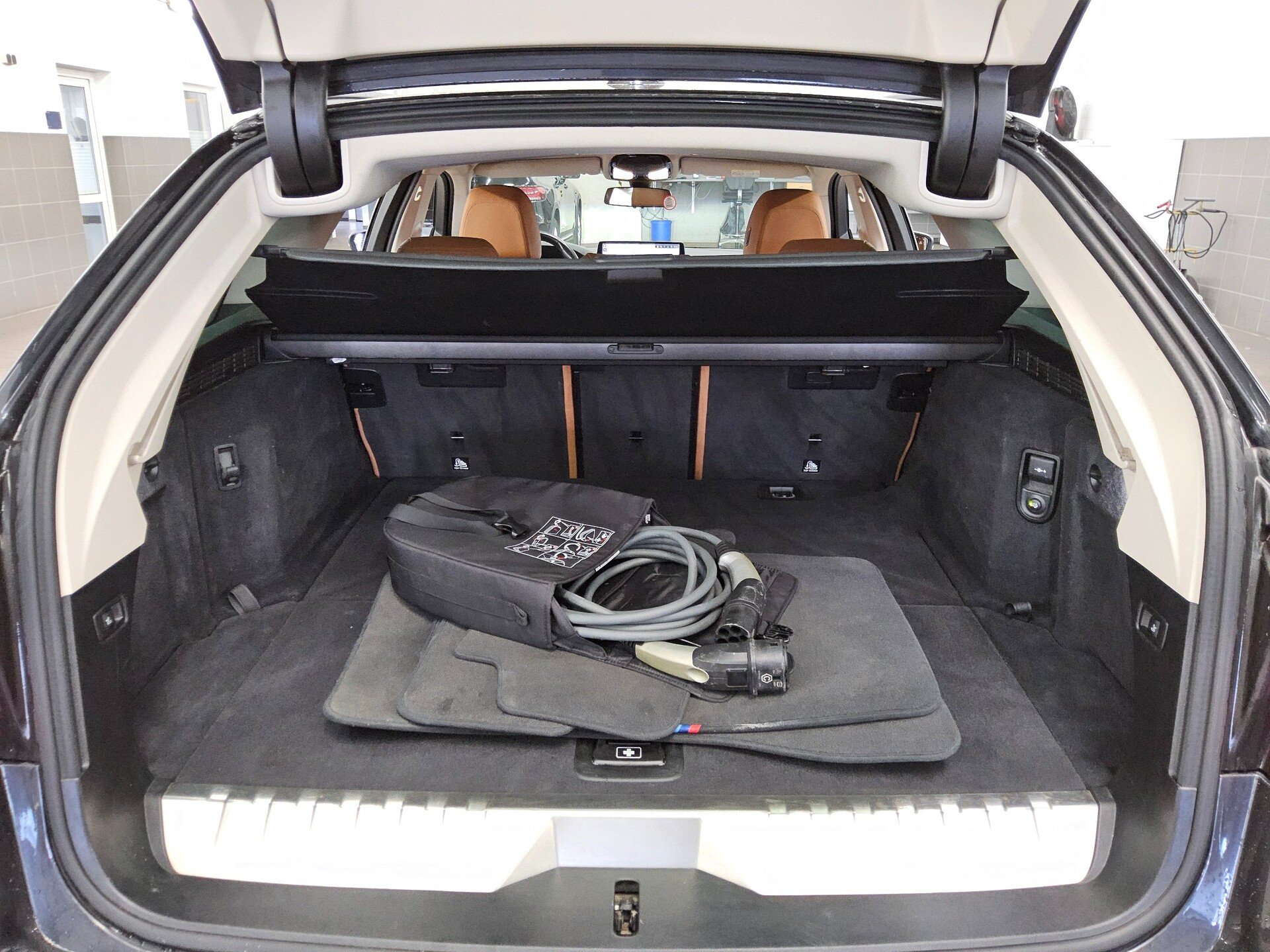 BMW 530e Touring Leder Navi LED LC-Pro AHK ACC Shz 12