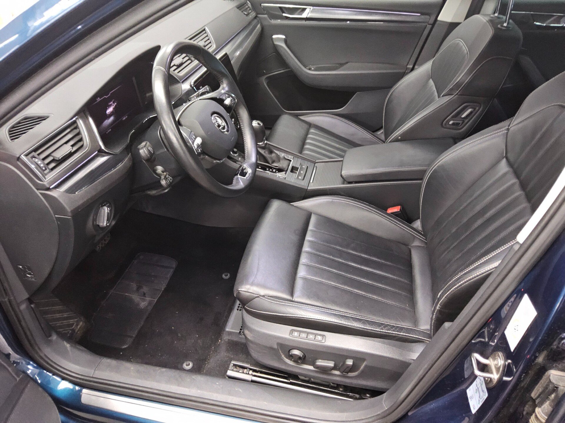 Skoda Superb Kombi 2.0 TDI Premium Ed. Navi LED vc ACC 9