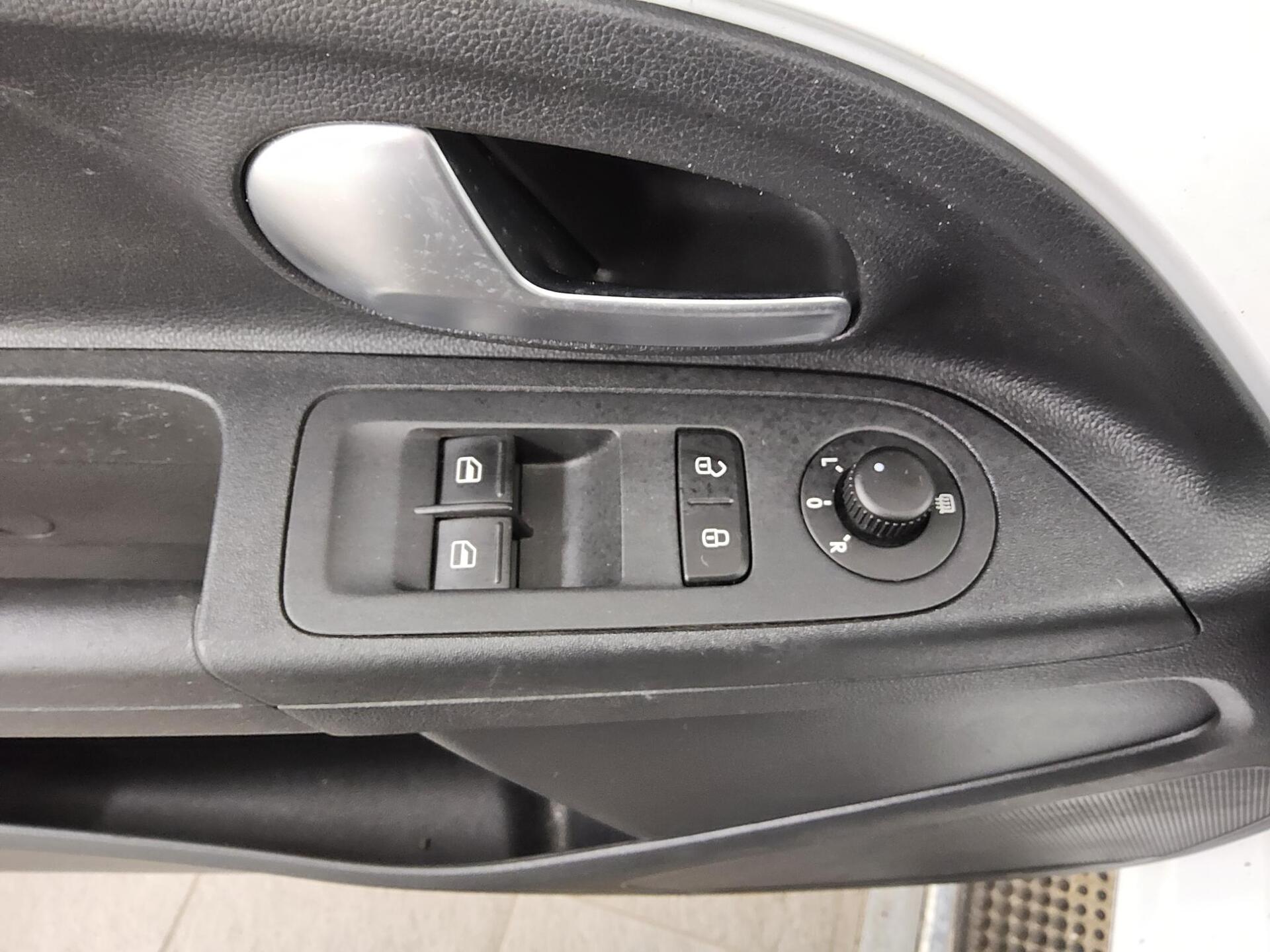 Volkswagen e-up! Rückfahrkamera PDC Shz DAB+ Tempomat 9