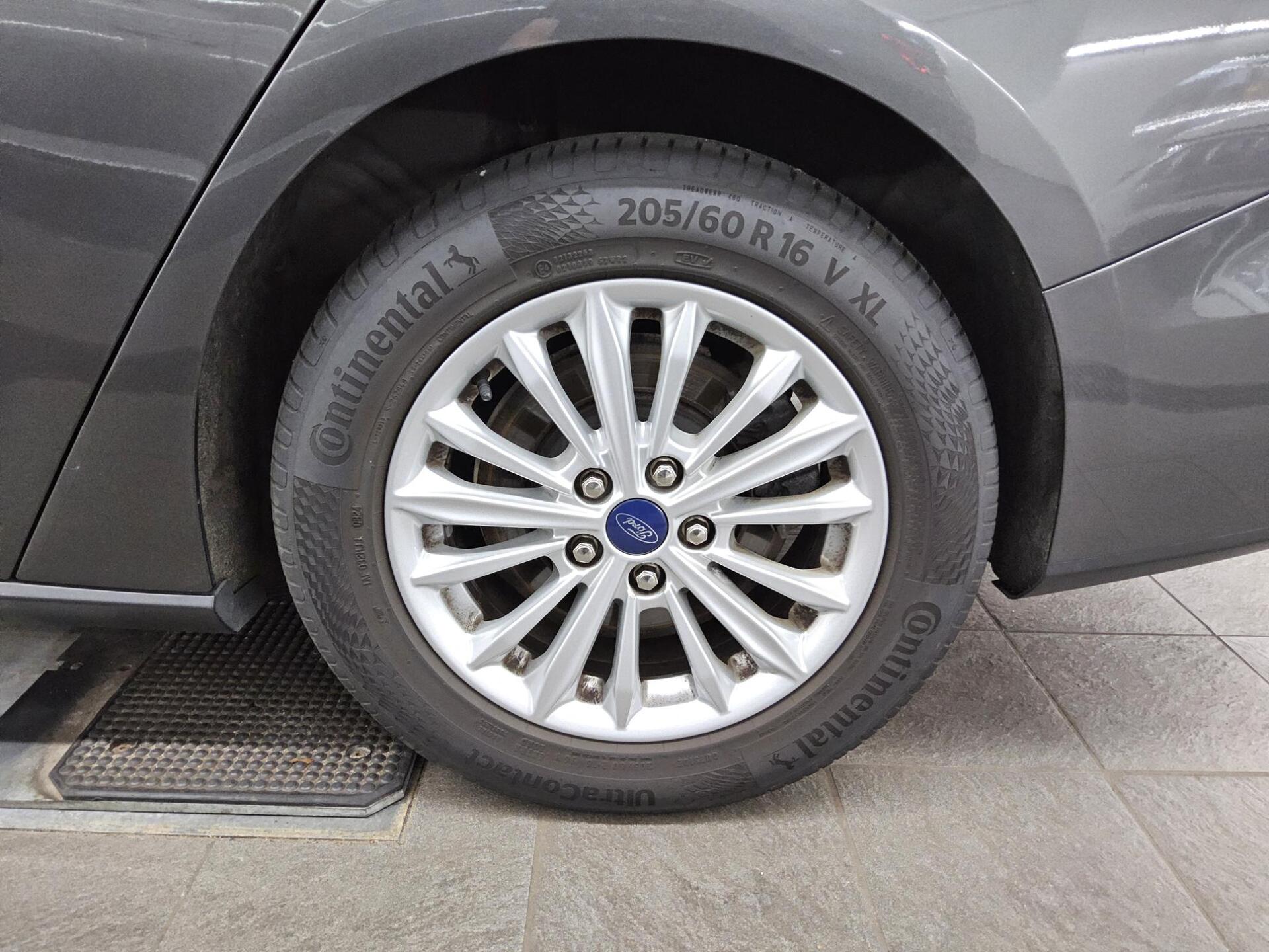 Ford Focus Turnier 1.5 EB Titanium NAVI KLIMAAUT LED SHZ PDC 10