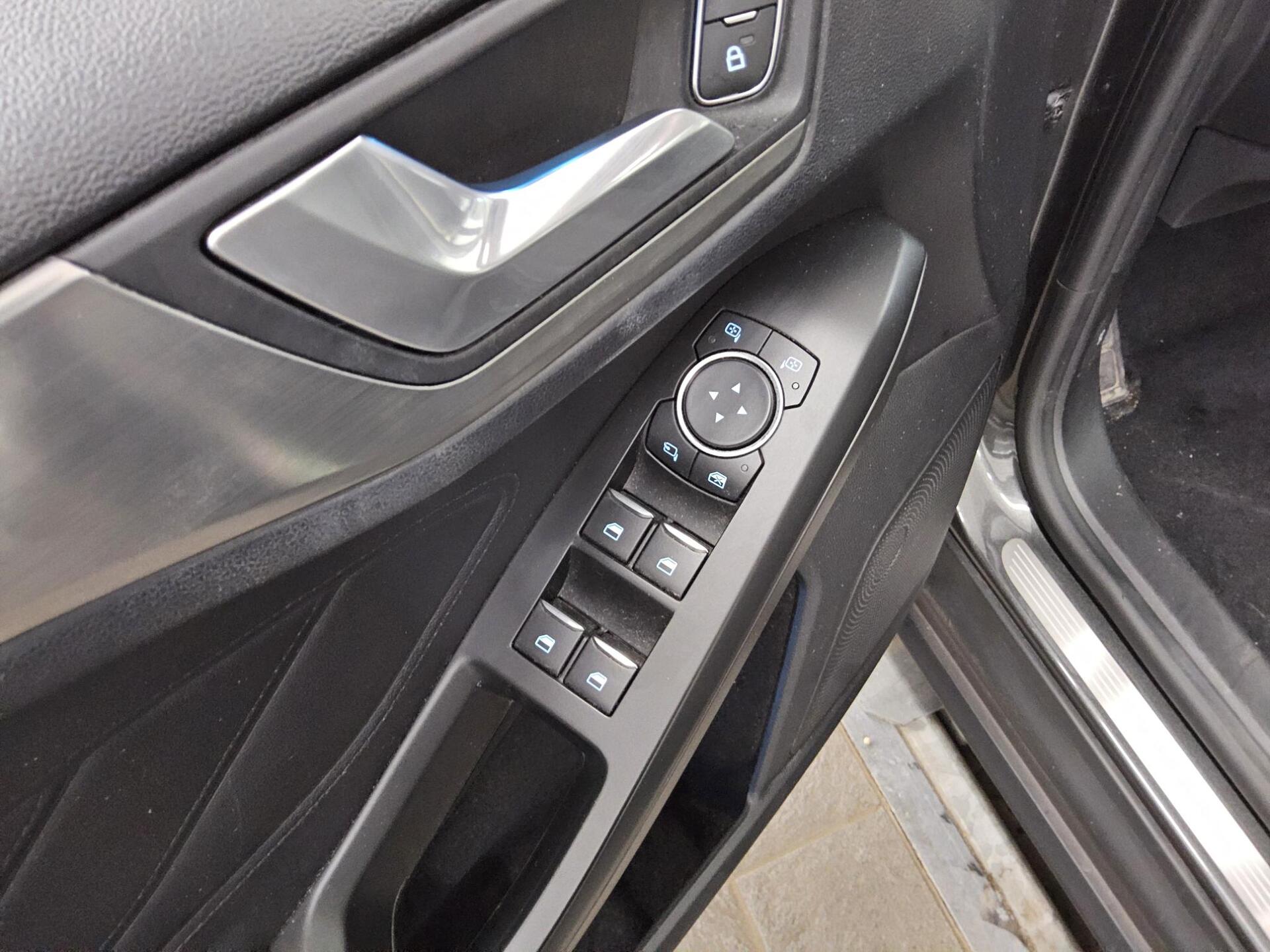 Ford Focus Turnier 1.5 EB Titanium NAVI KLIMAAUT LED SHZ PDC 9